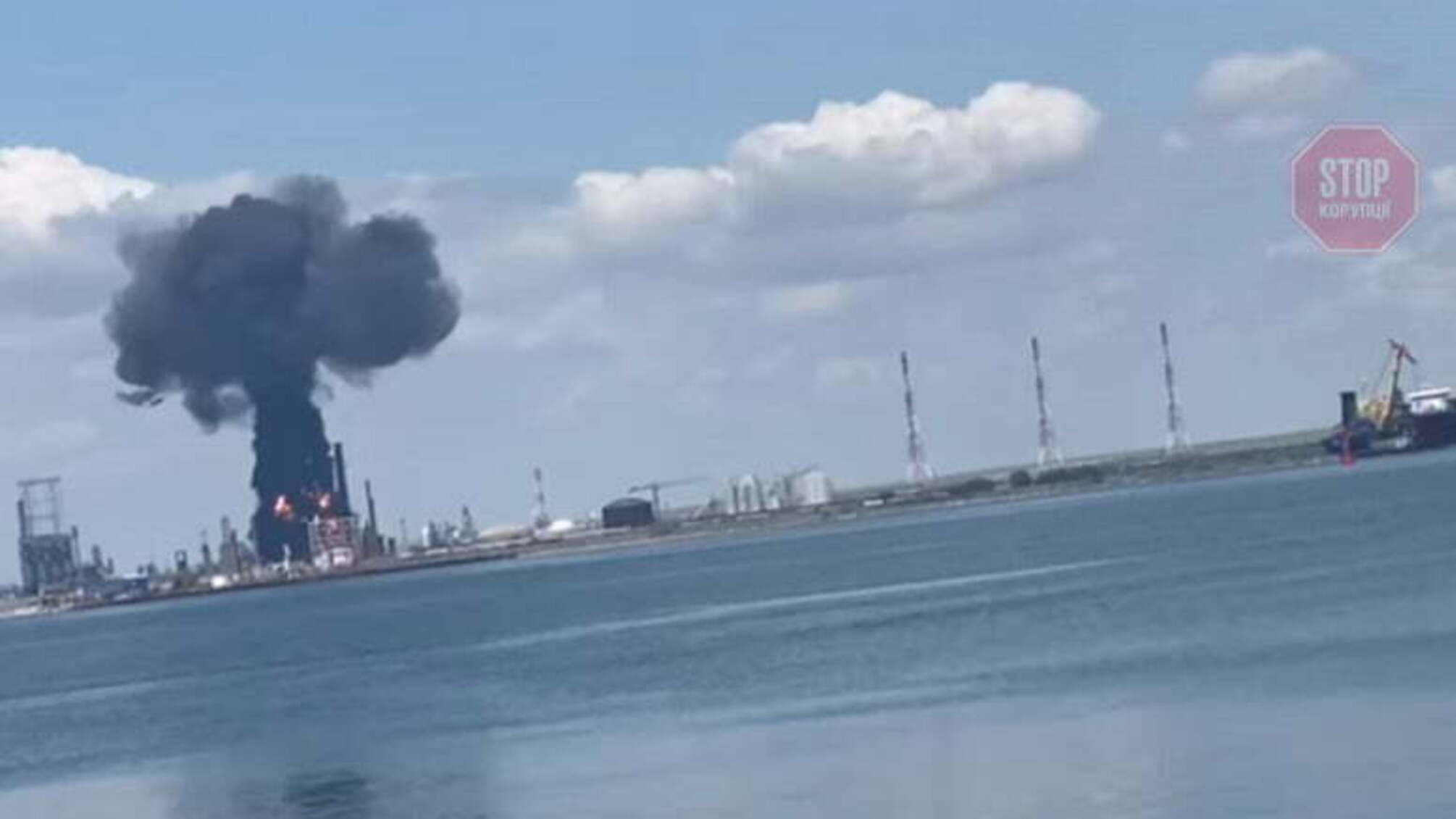 В Румынии на крупном нефтезаводе произошел взрыв, есть пострадавшие (видео)