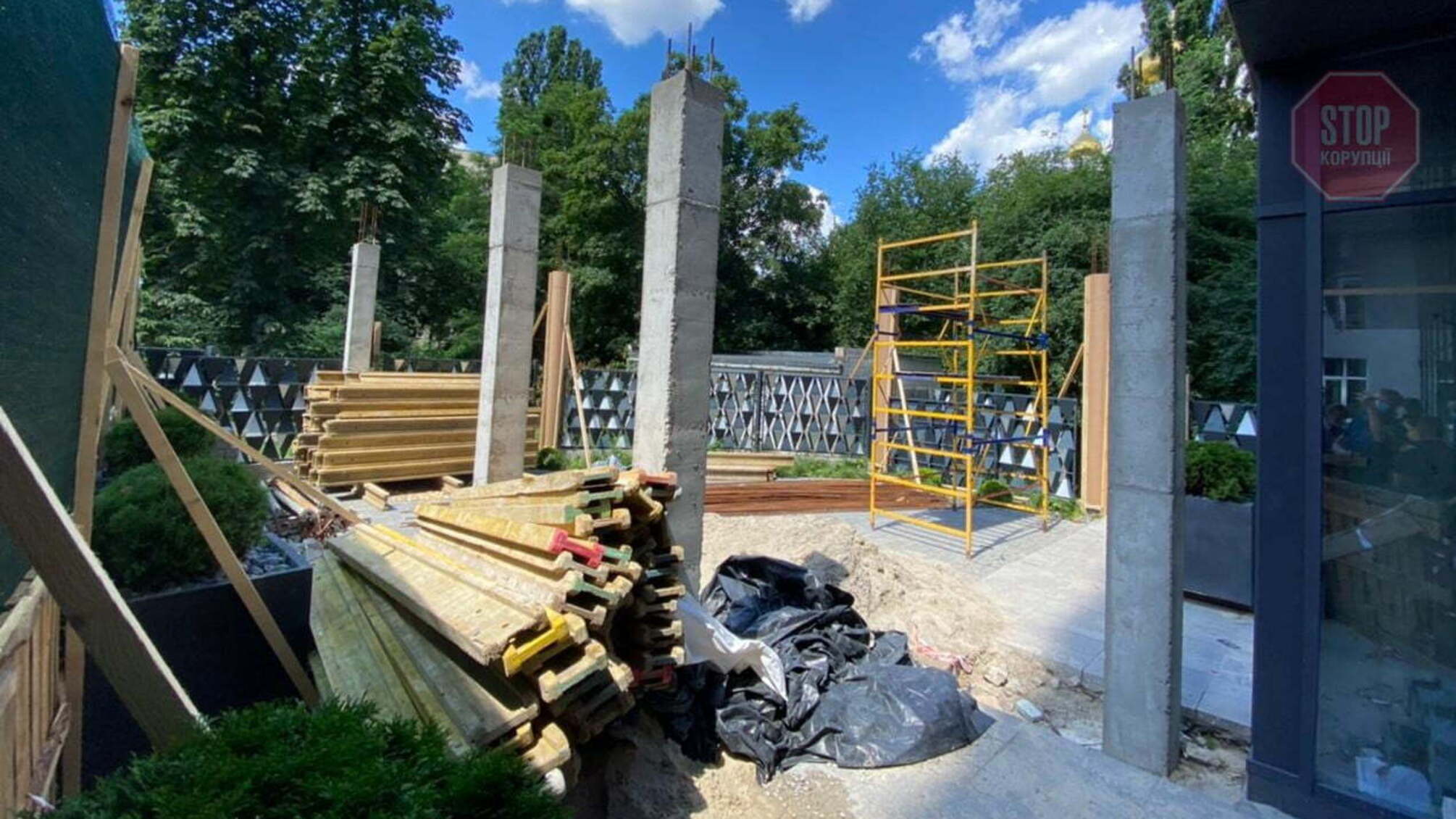 З прибудинкової території – у приватну власність: у середмісті Києва мешканець «віджимає» у сусідів терасу