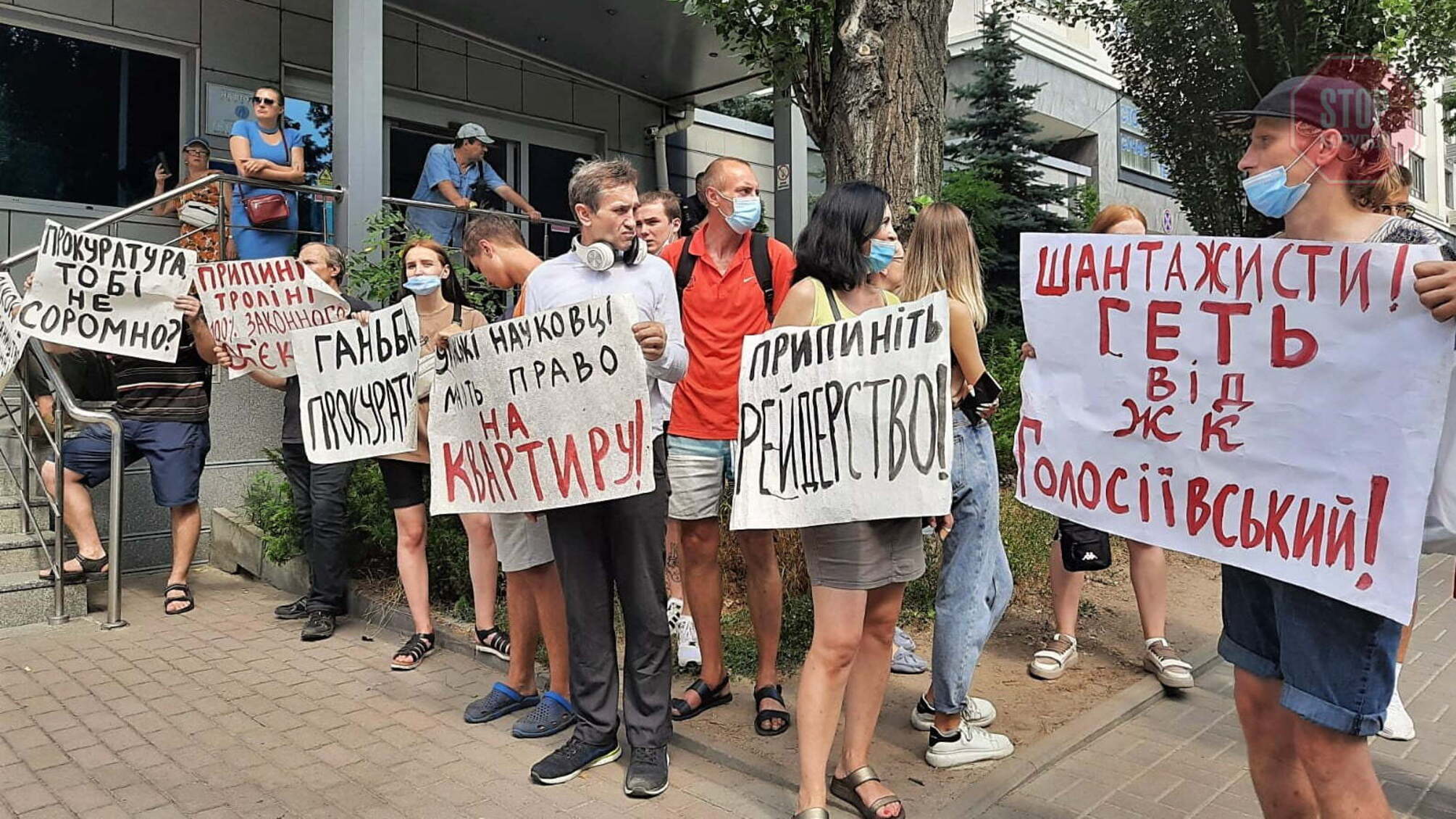 «Сдавал бутылки и заработал на квартиру»: «инвесторы» столичного ЖК не смогли объяснить, почему протестуют (видео)