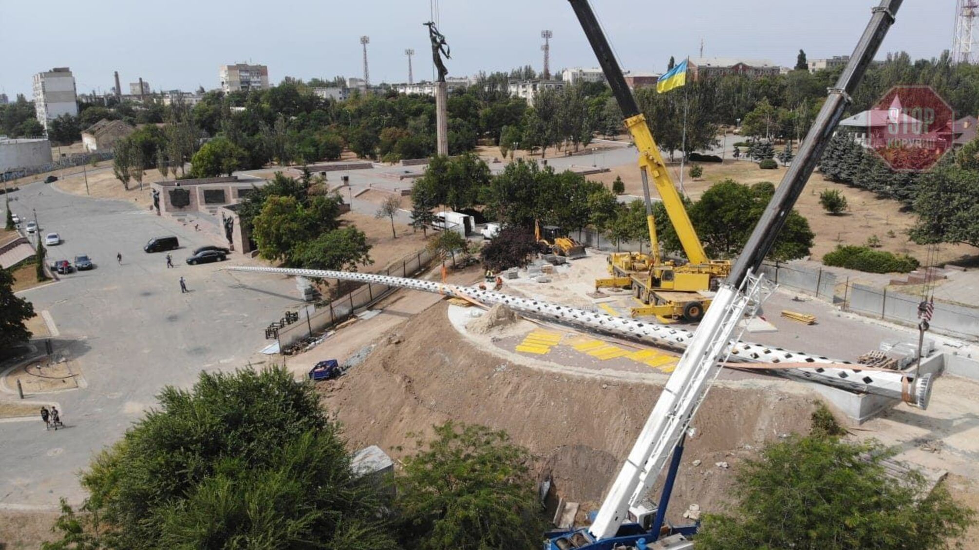 В Херсоне флагшток с тризубом упал на лексус