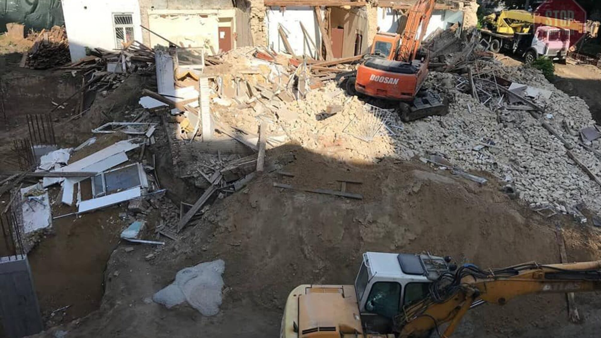 Ночью под прикрытием «титушек» в Киеве бульдозер снес историческую усадьбу