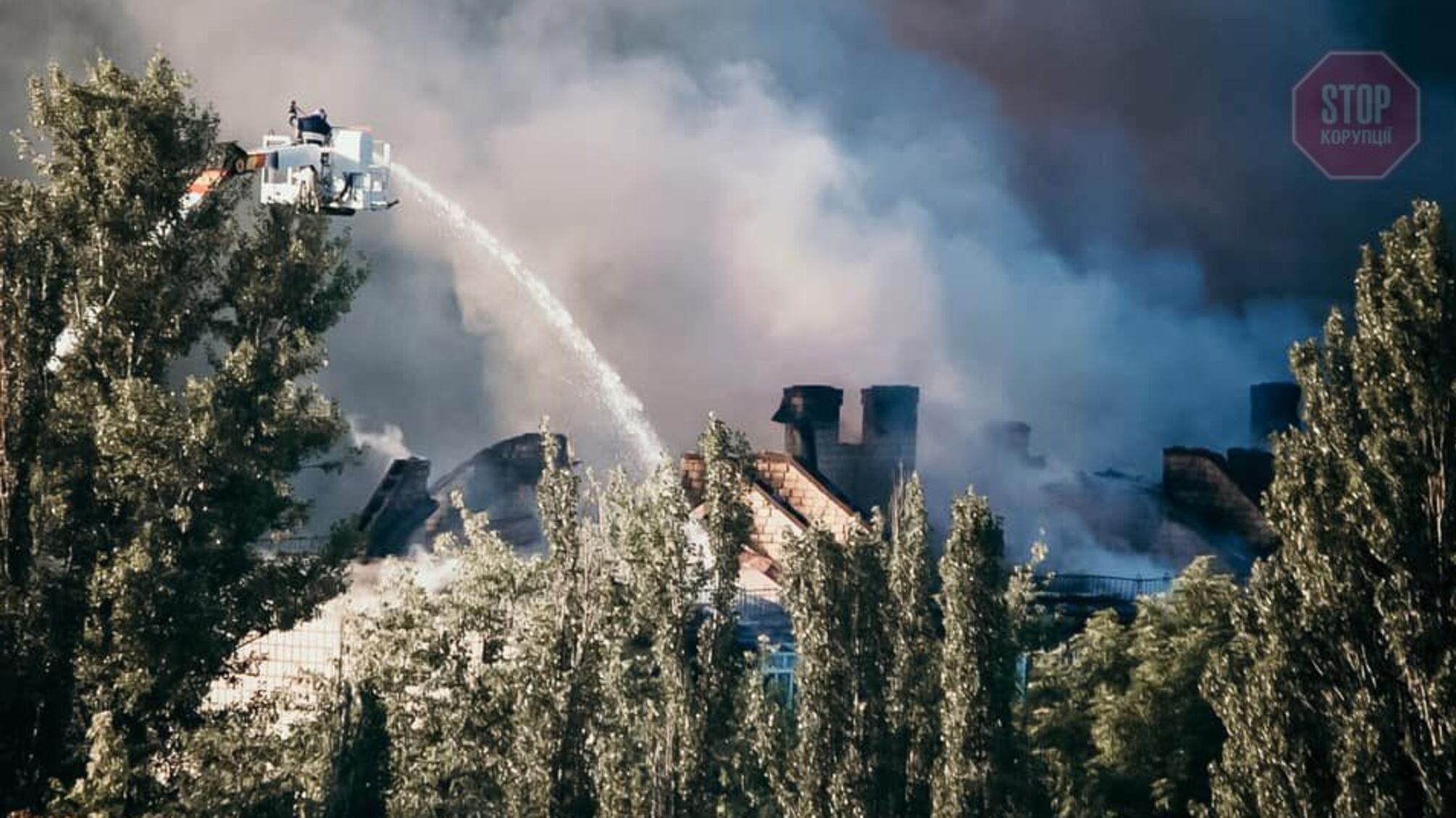 У столиці горіла багатоповерхівка, мешканців евакуювали (відео)