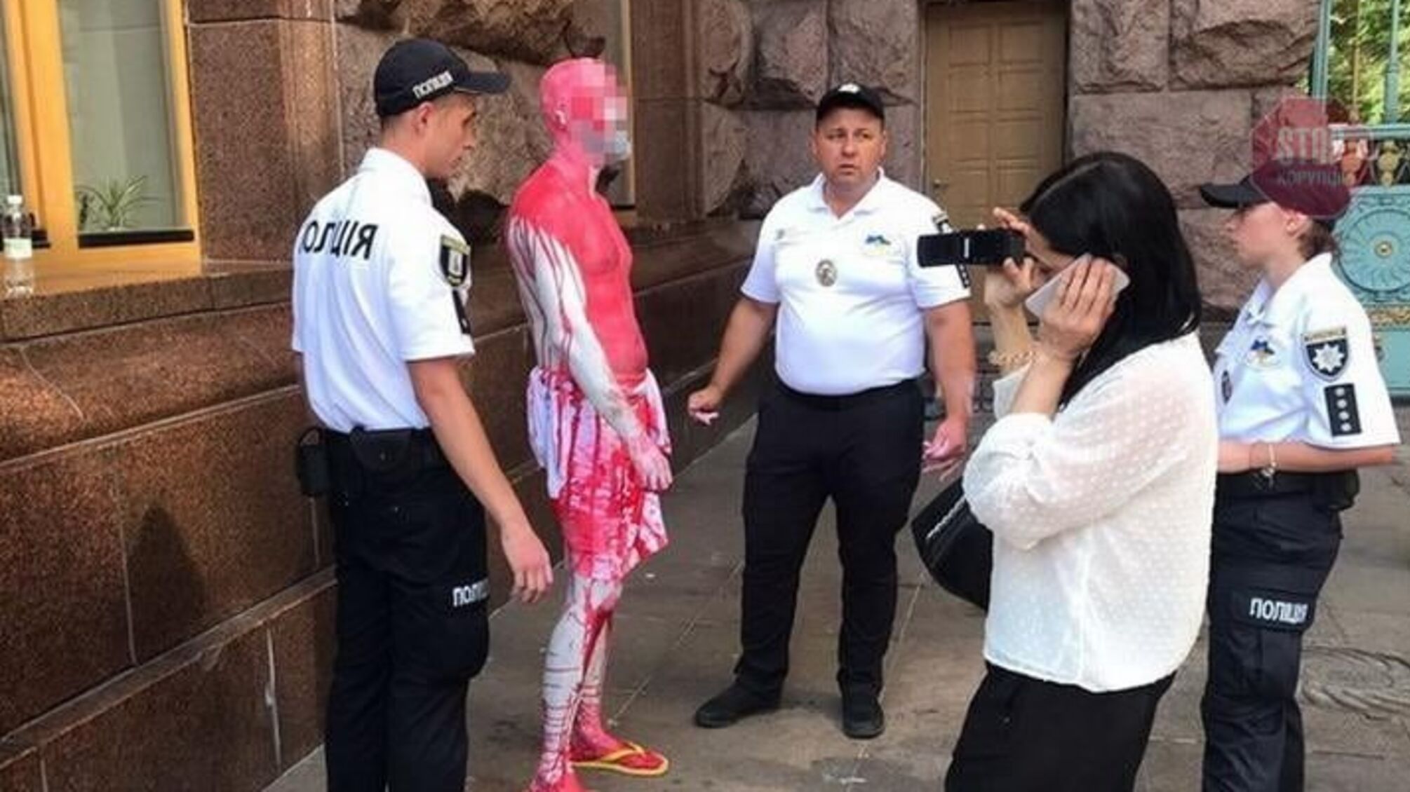 Перфоманс біля КМДА: чоловік облив себе червоною фарбою і зіпсував флагшток
