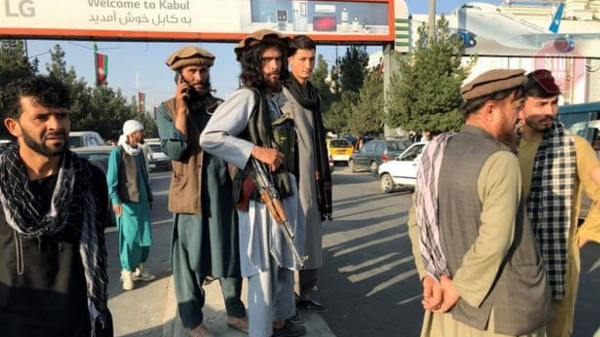 Паніка та істерики: в аеропорту Кабула натовпи охочих залишити Афганістан, — ЗМІ (фото, відео)