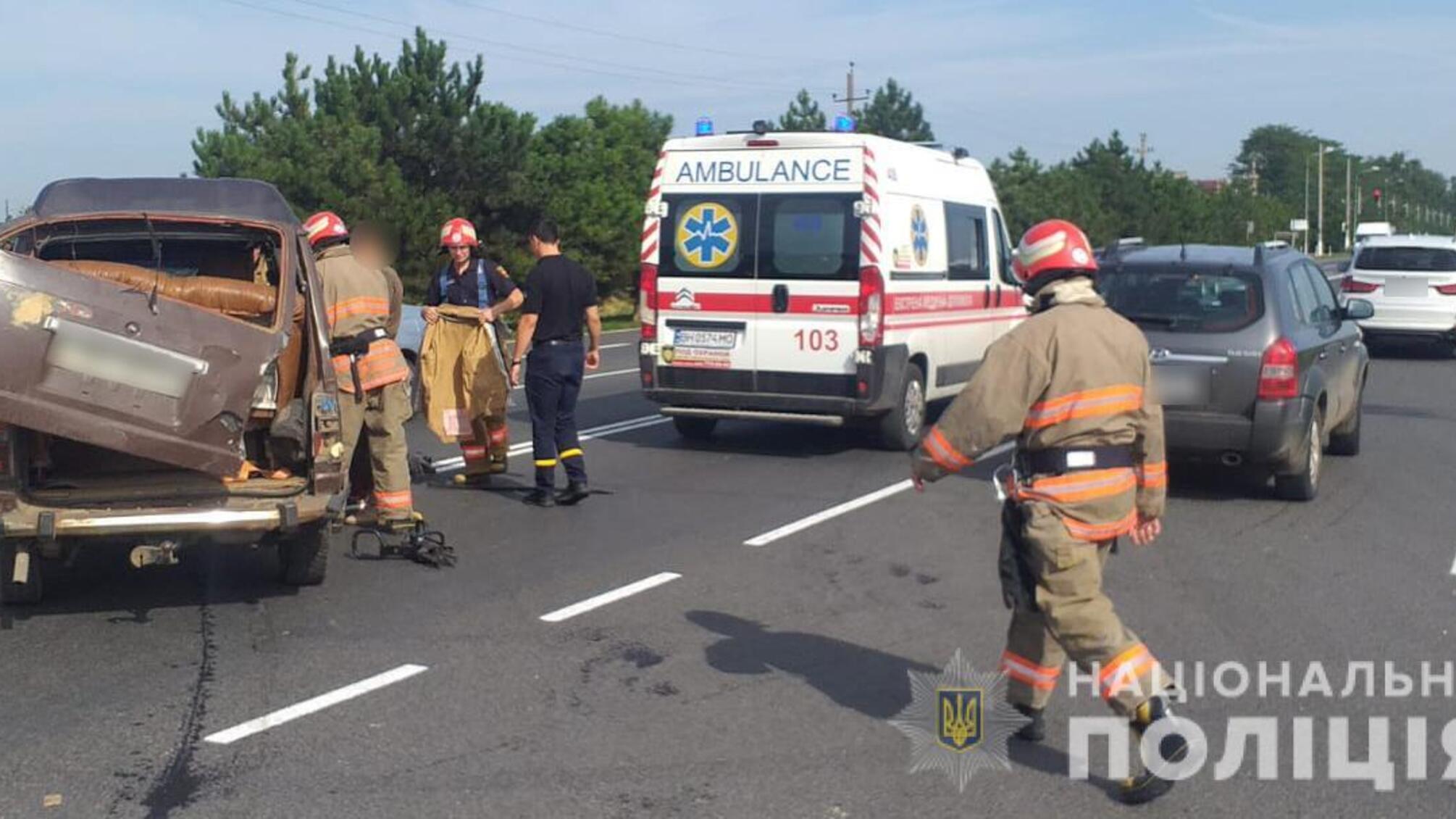 Поліцейські встановлюють обставини ДТП поблизу села Молодіжне, в якій постраждали троє чоловіків