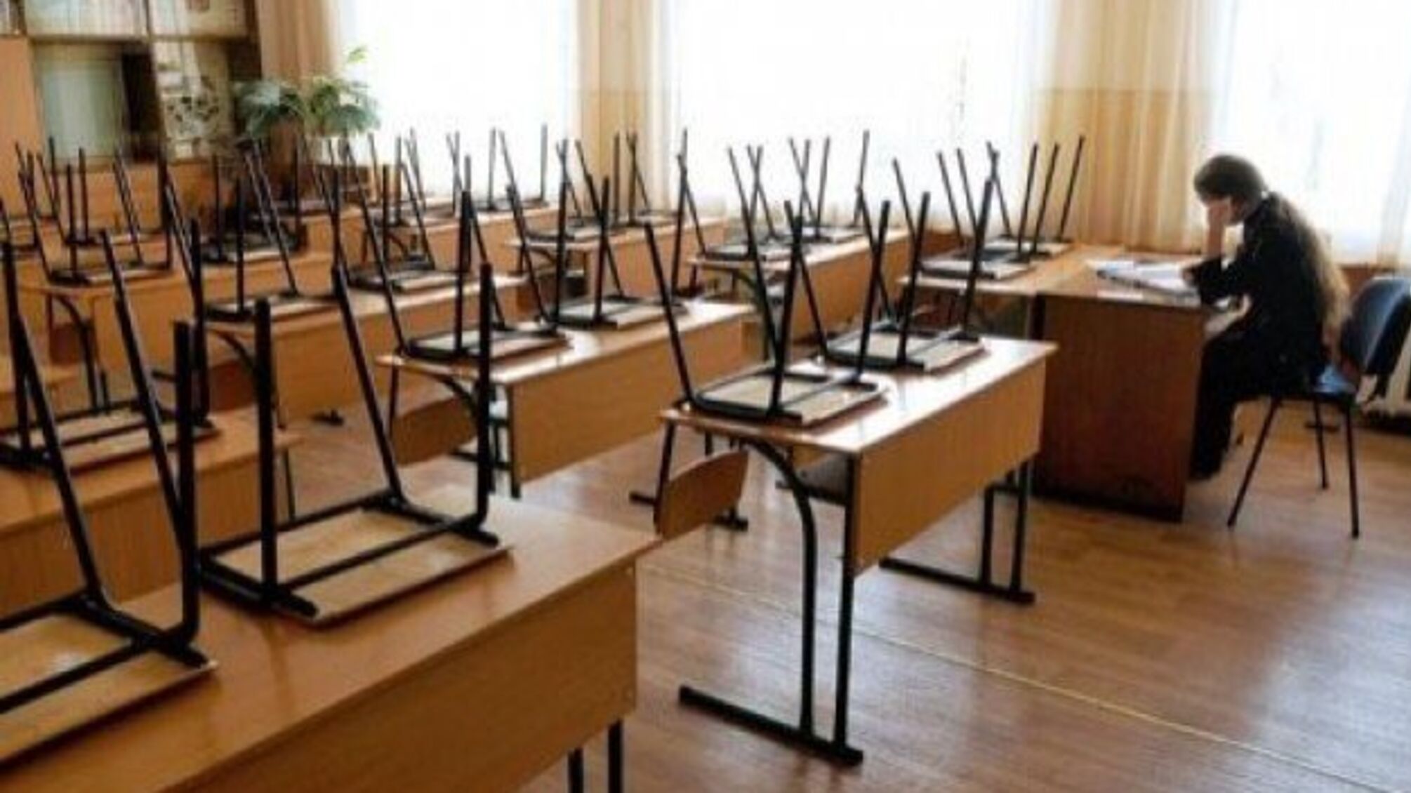 У Києві оголосили підозру підряднику, який «наварив» 450 тисяч на шкільних меблях