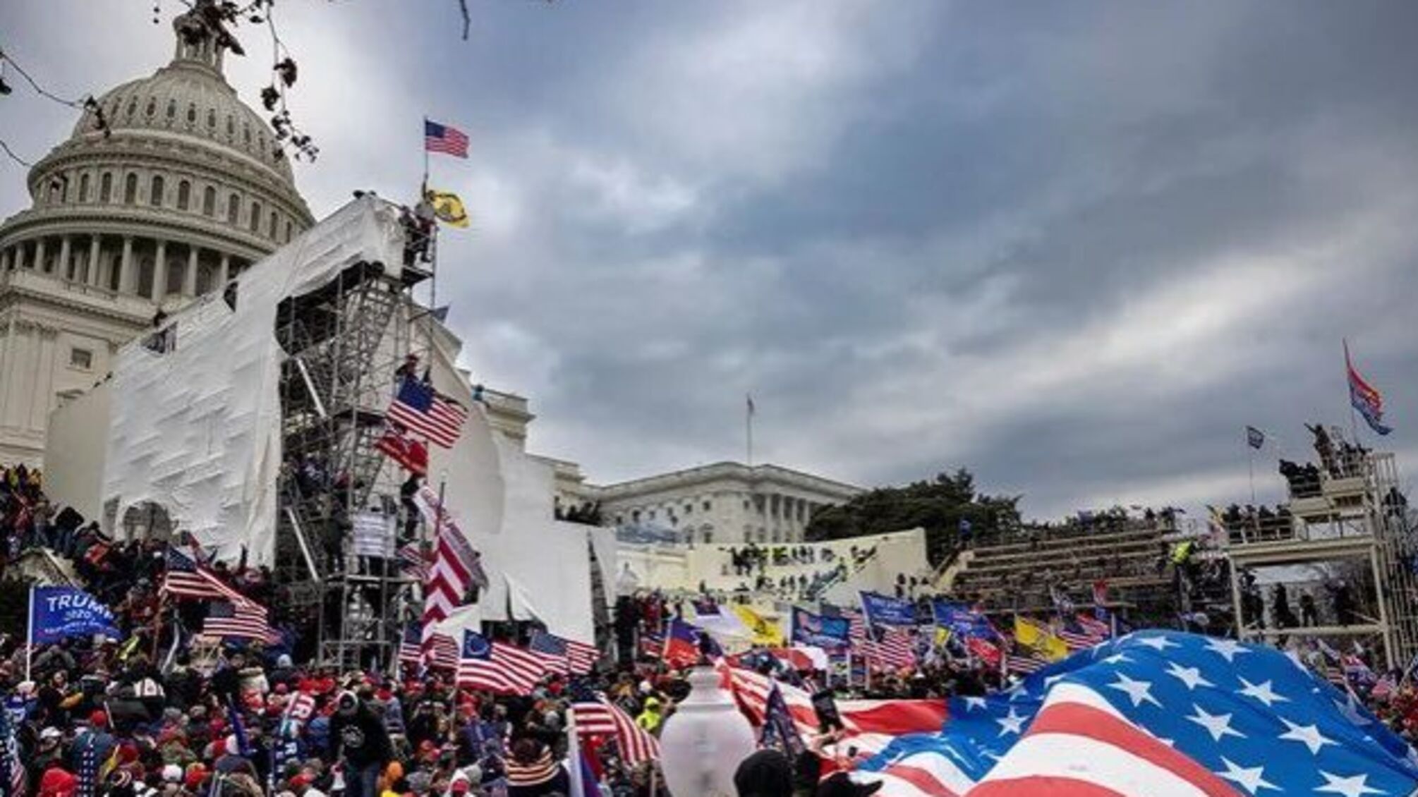 Штурм Капітолія: поліція виправдала офіцера, який застрелив нападницю