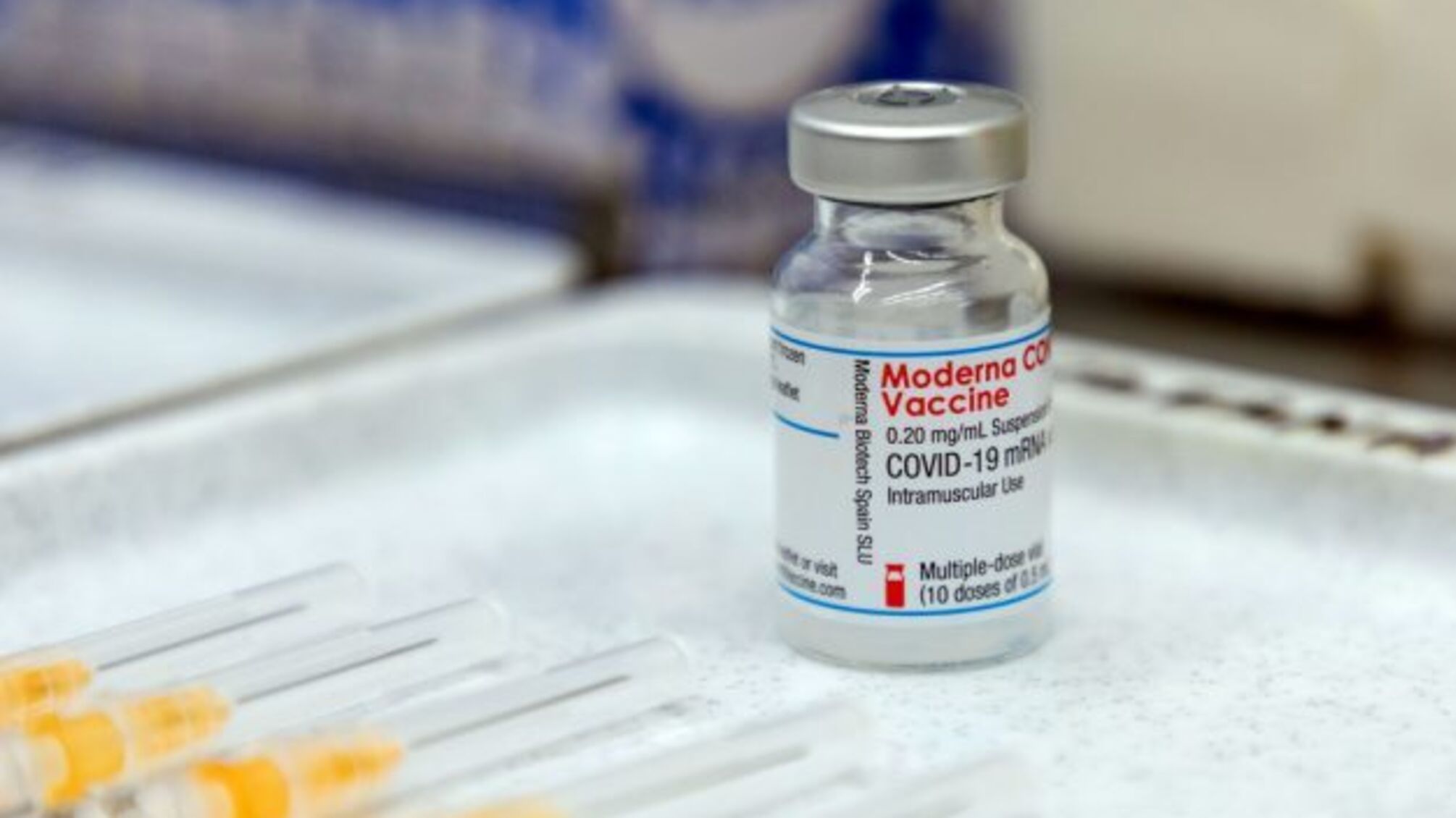 Британія дозволила щеплення вакциною Moderna дітей від 12 років