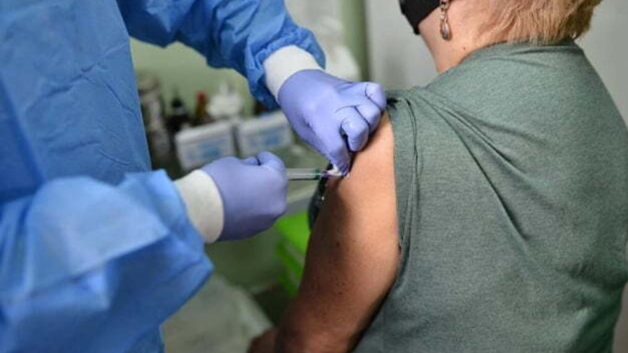 МОЗ дозволило вакцинувати разом із колективами й родичів працівників