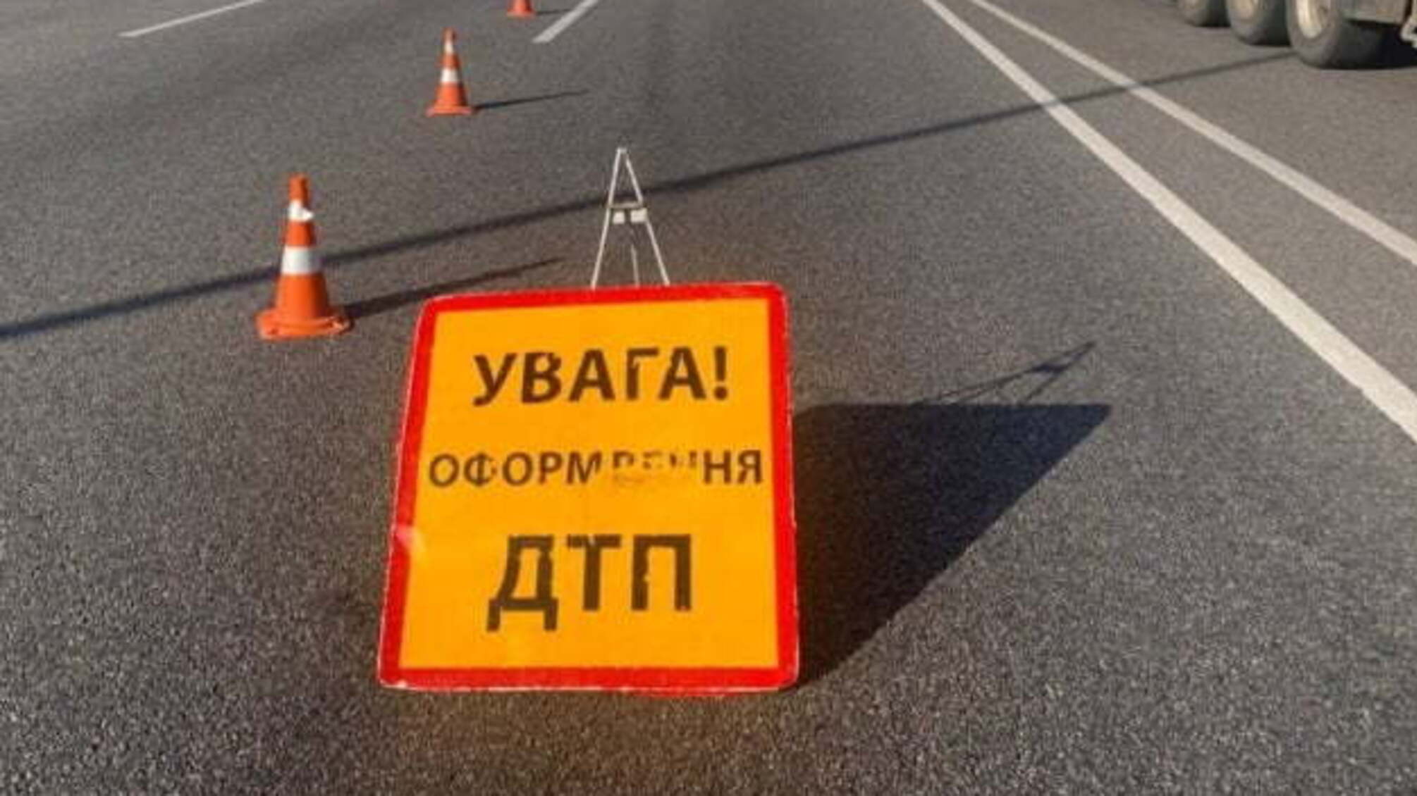 На Одеській трасі під Києвом автобус зіткнувся з вантажівкою, є постраждалі