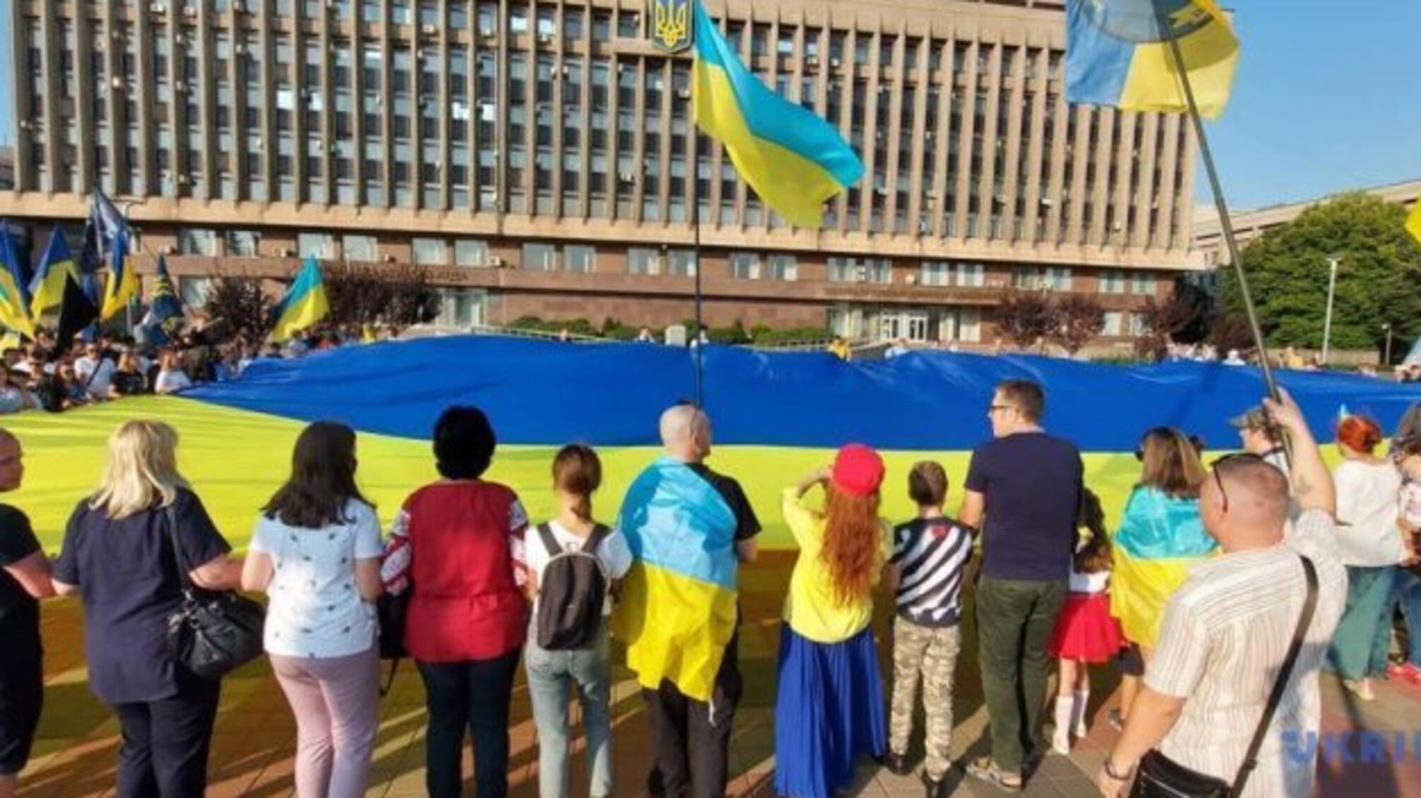 У центрі Запоріжжя розгорнули величезний прапор України