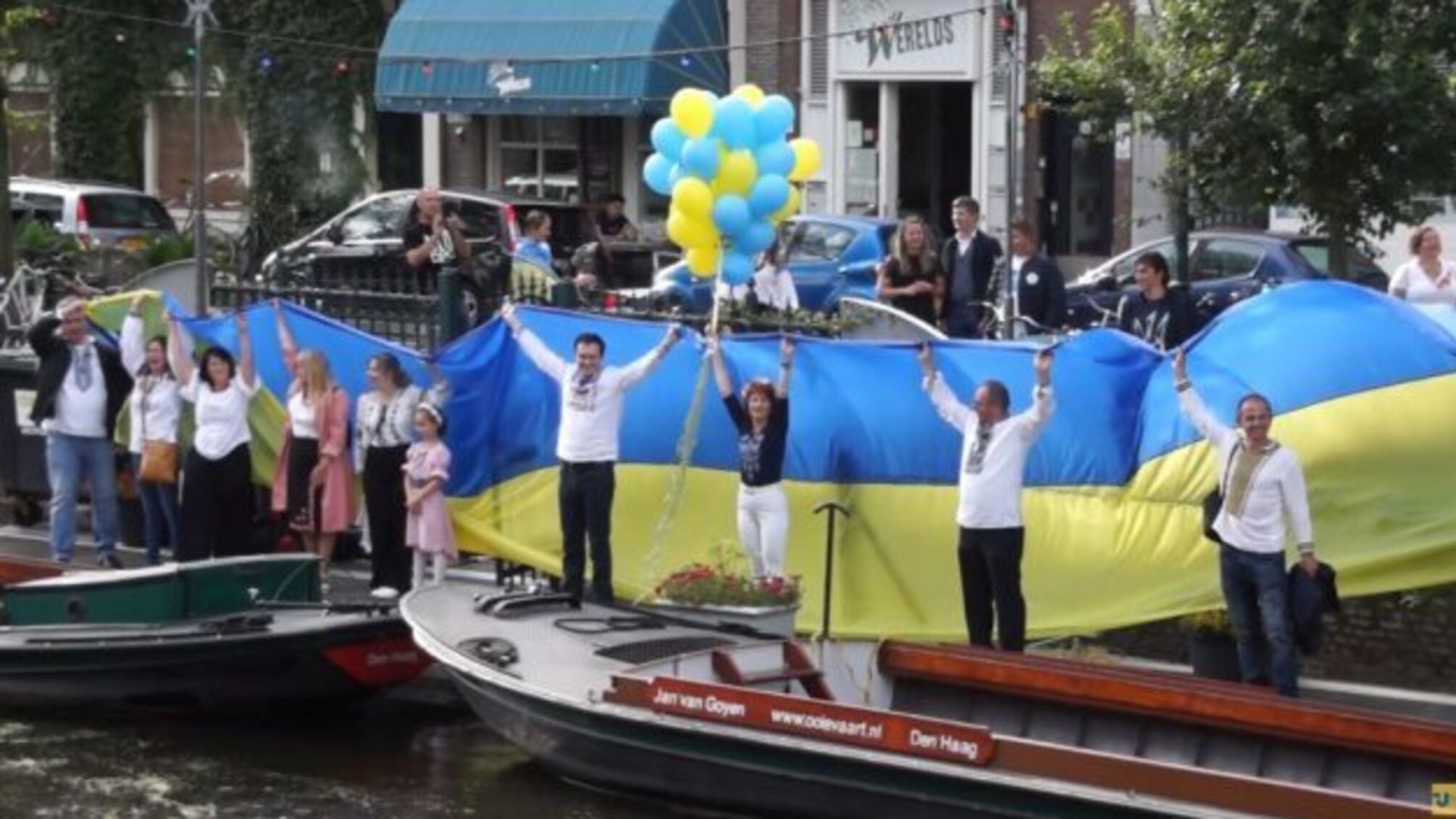 Українці в Нідерландах з нагоди Дня Незалежності влаштували заплив каналами Гааги