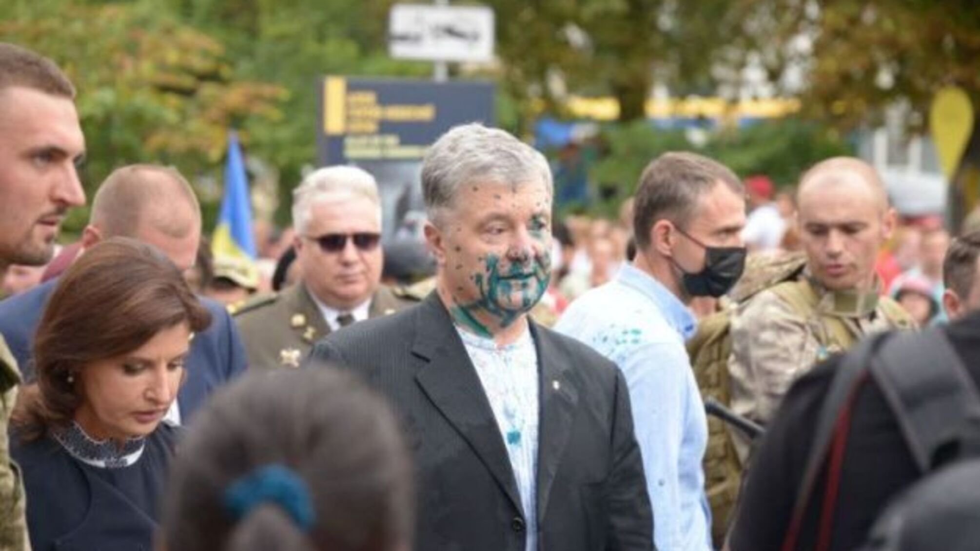 Встановили особу чоловіка, який облив зеленкою Порошенка