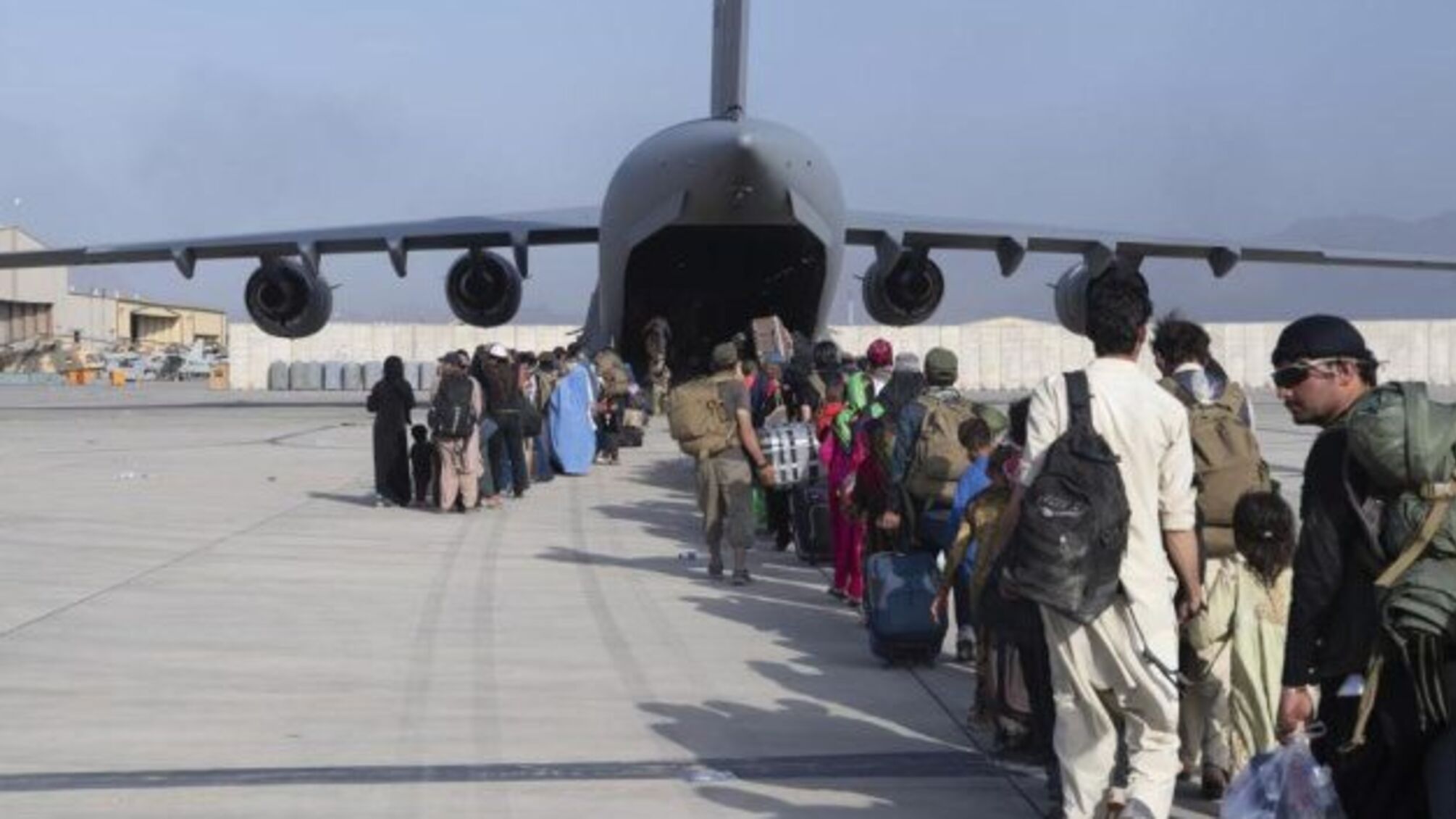 США й союзники евакуювали з Афганістану вже 122 тисячі осіб