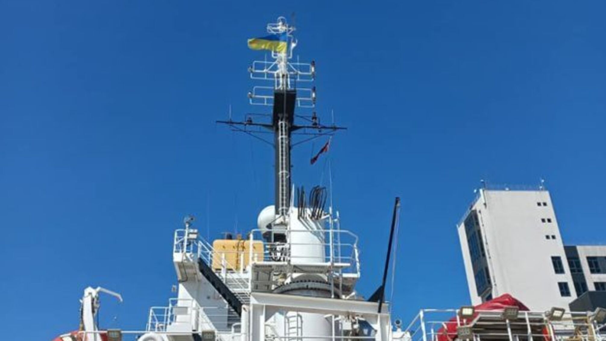 Над українським криголамом підняли синьо-жовтий прапор