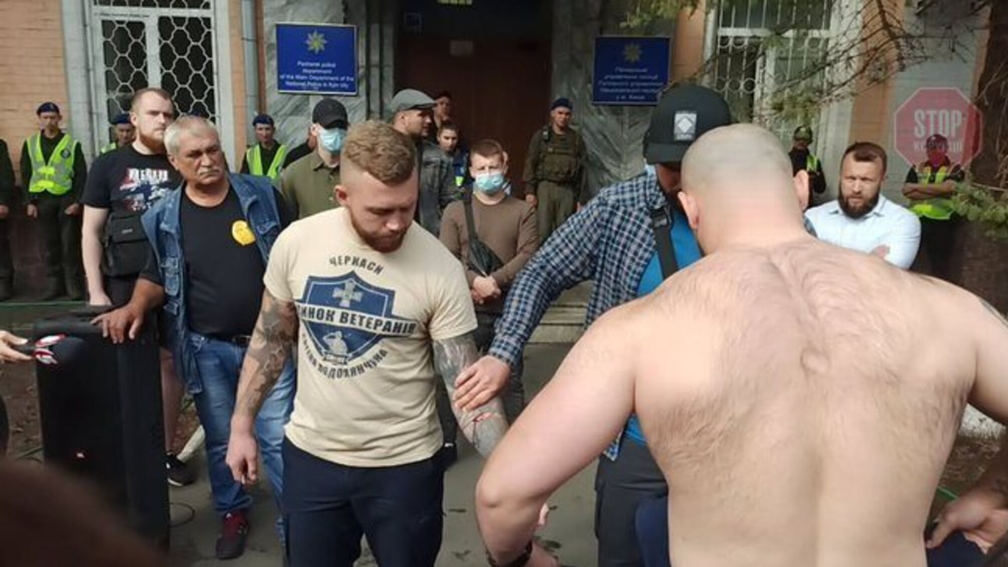 Член «Национального корпуса» перерезал себе вены под полицией Киева (фото 18+)