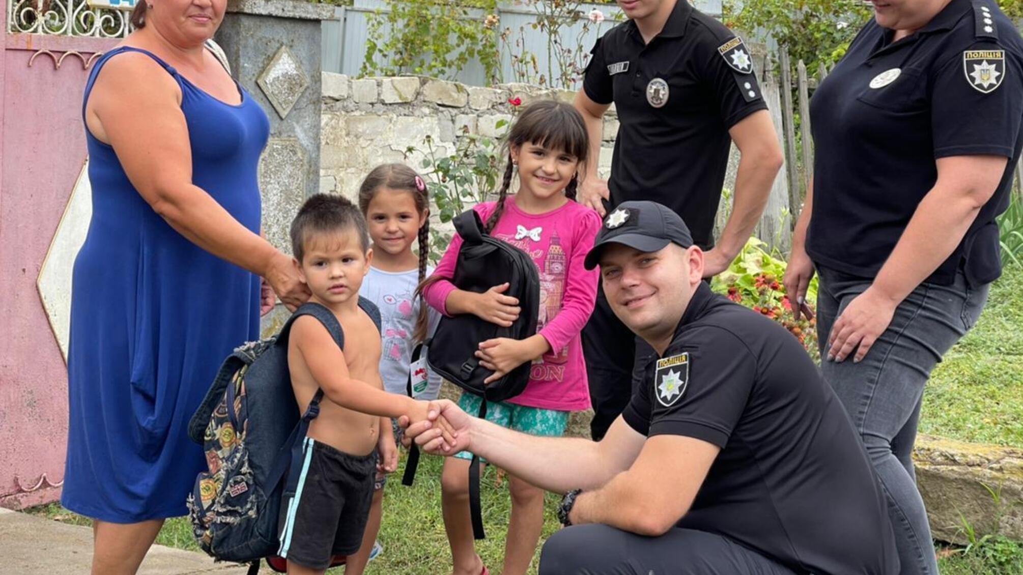 Поліцейські Одещини допомагають родинам зі складними життєвими обставинами зібрати дітей до школи