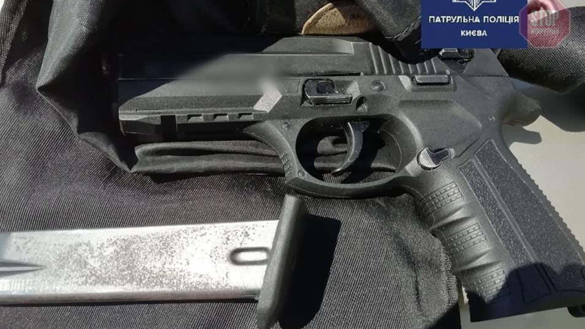 В Киеве водитель угрожал патрульному пистолетом