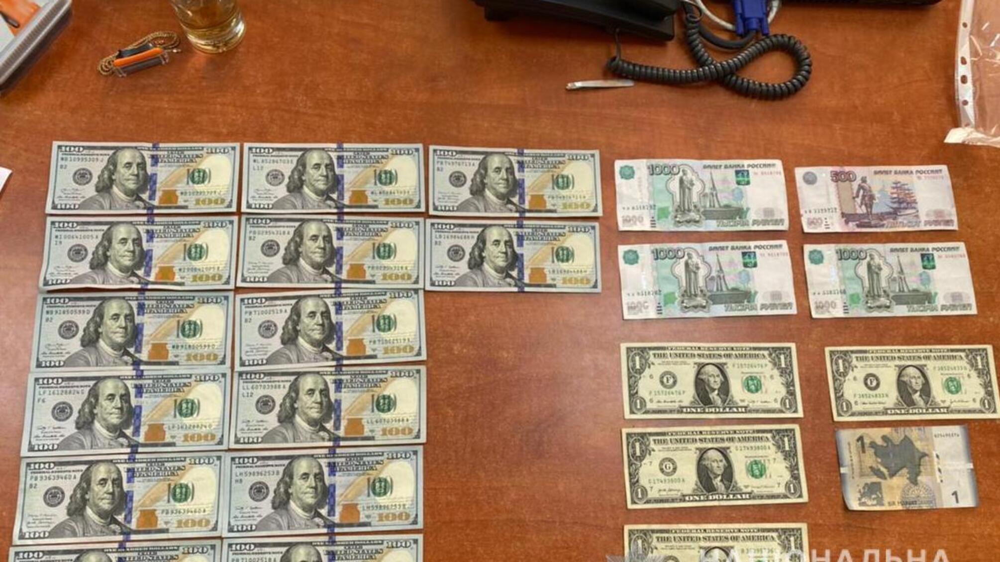 В Одесі поліцейські притягують до відповідальності місцеву дівчину та іноземця за обкрадання й пограбування 34-річного чоловіка