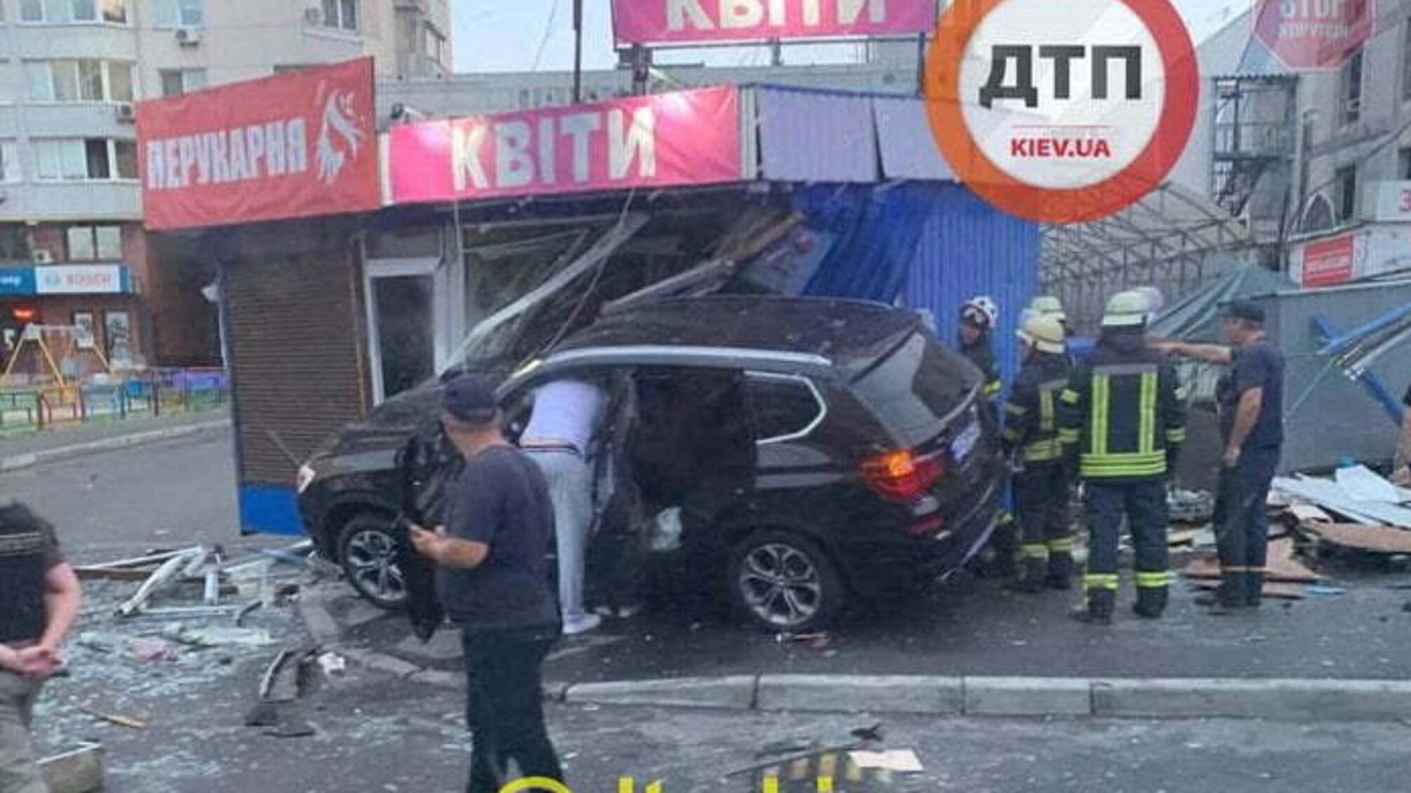 В столице BMW X5 врезался в два киоска (на фото)