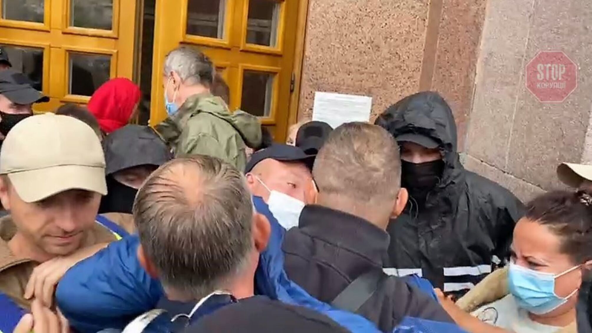 Титушки от киевского застройщика: под КГГА произошли столкновения (видео)