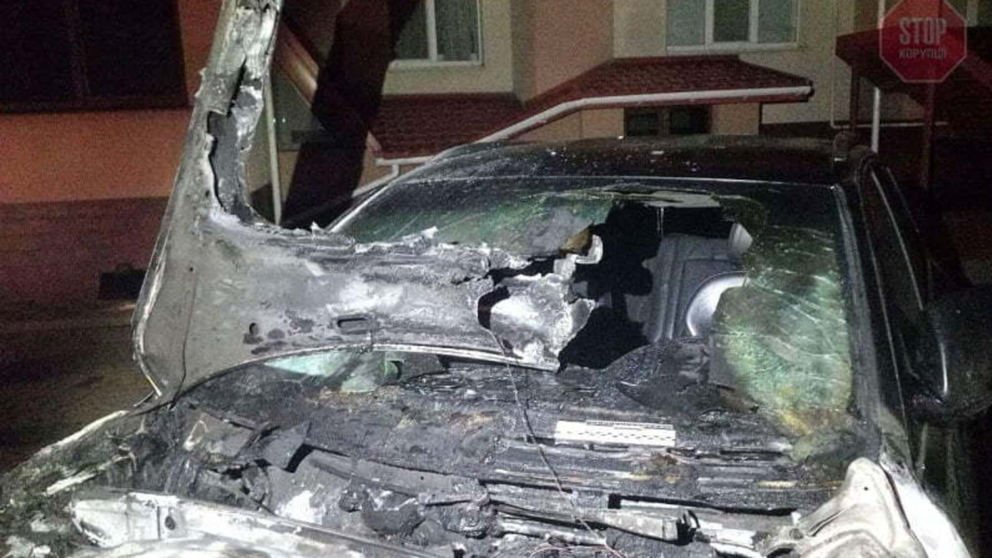 В Ровно неизвестные подожгли автомобиль депутата (фото)