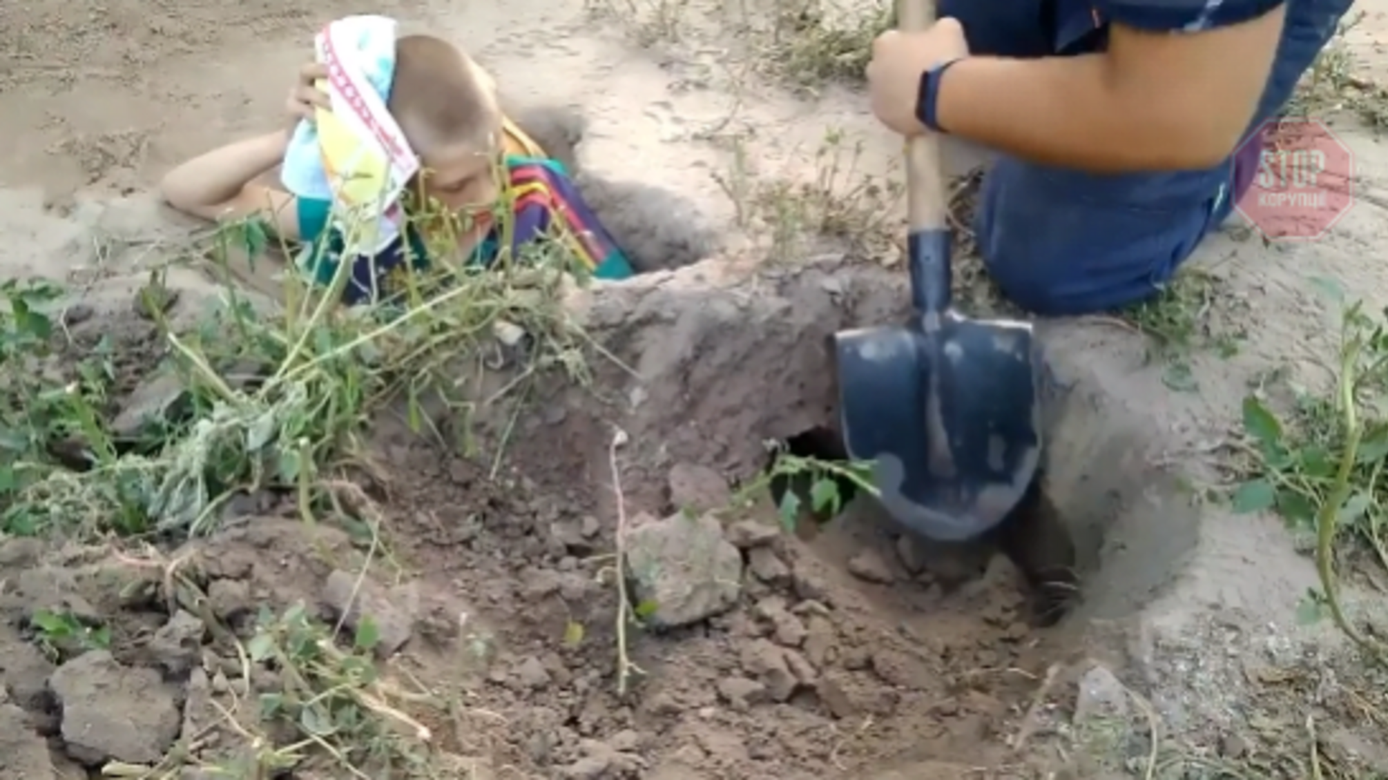 В Винницкой области 12-летний ребенок застрял в яме, которую вырыла его собака (видео)