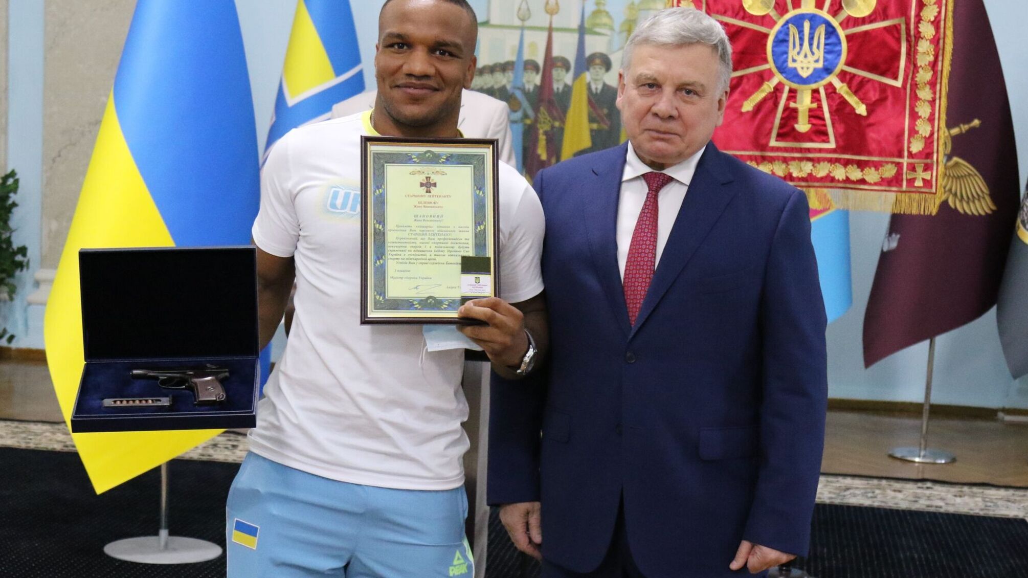 Беленюк получил «старлея» и наградное оружие