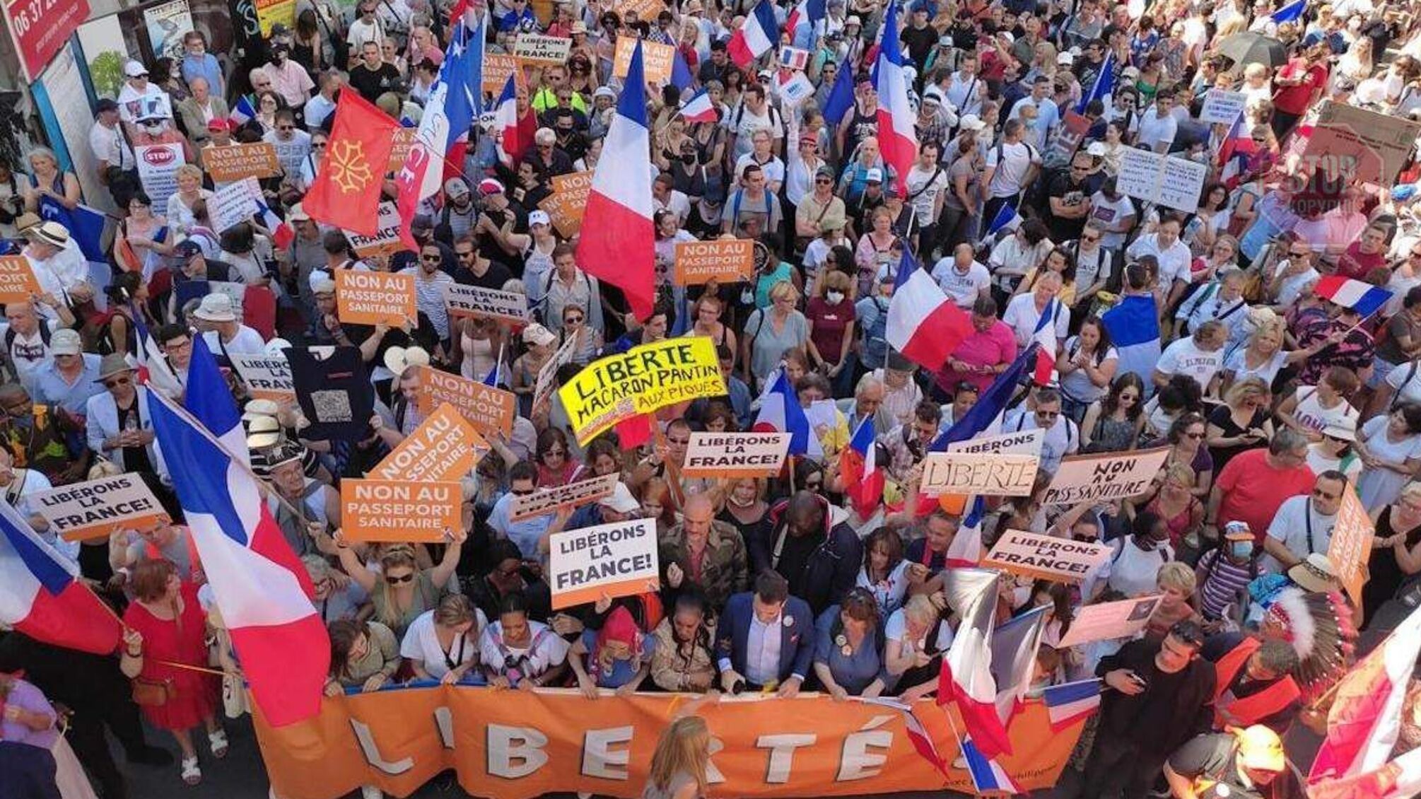 Почти 215 тысяч человек протестовали во Франции против 'паспортов здоровья'