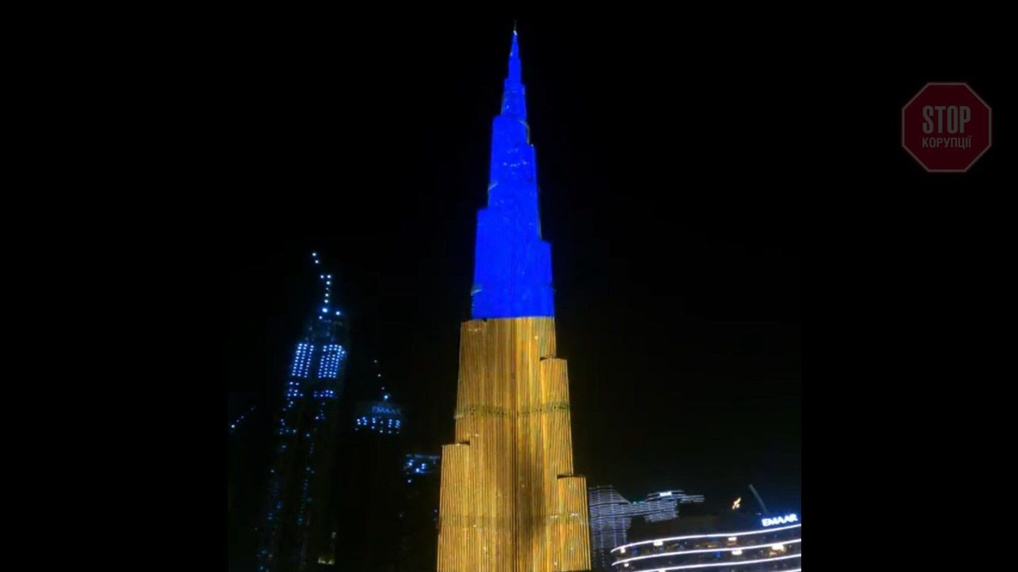 Самый высокий в мире небоскреб в Дубае, освещенный цветами сине-желтого прапора (видео)