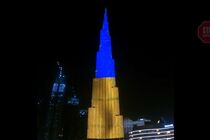 Самый высокий в мире небоскреб в Дубае, освещенный цветами сине-желтого прапора (видео)