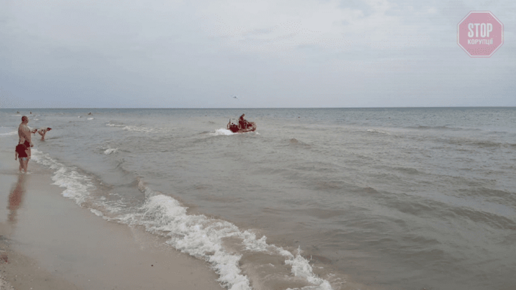 На Херсонщине нашли тело ребенка, который плавал с отцом на матрасе и исчез