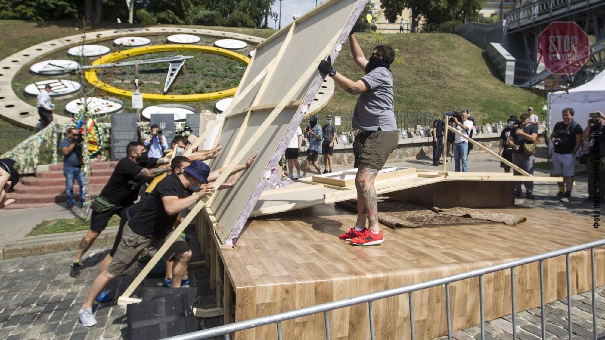 «Национальный корпус» сломал совковые декорации, установленные на Аллее Героев Небесной Сотни (фото)