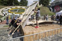 «Национальный корпус» сломал совковые декорации, установленные на Аллее Героев Небесной Сотни (фото)