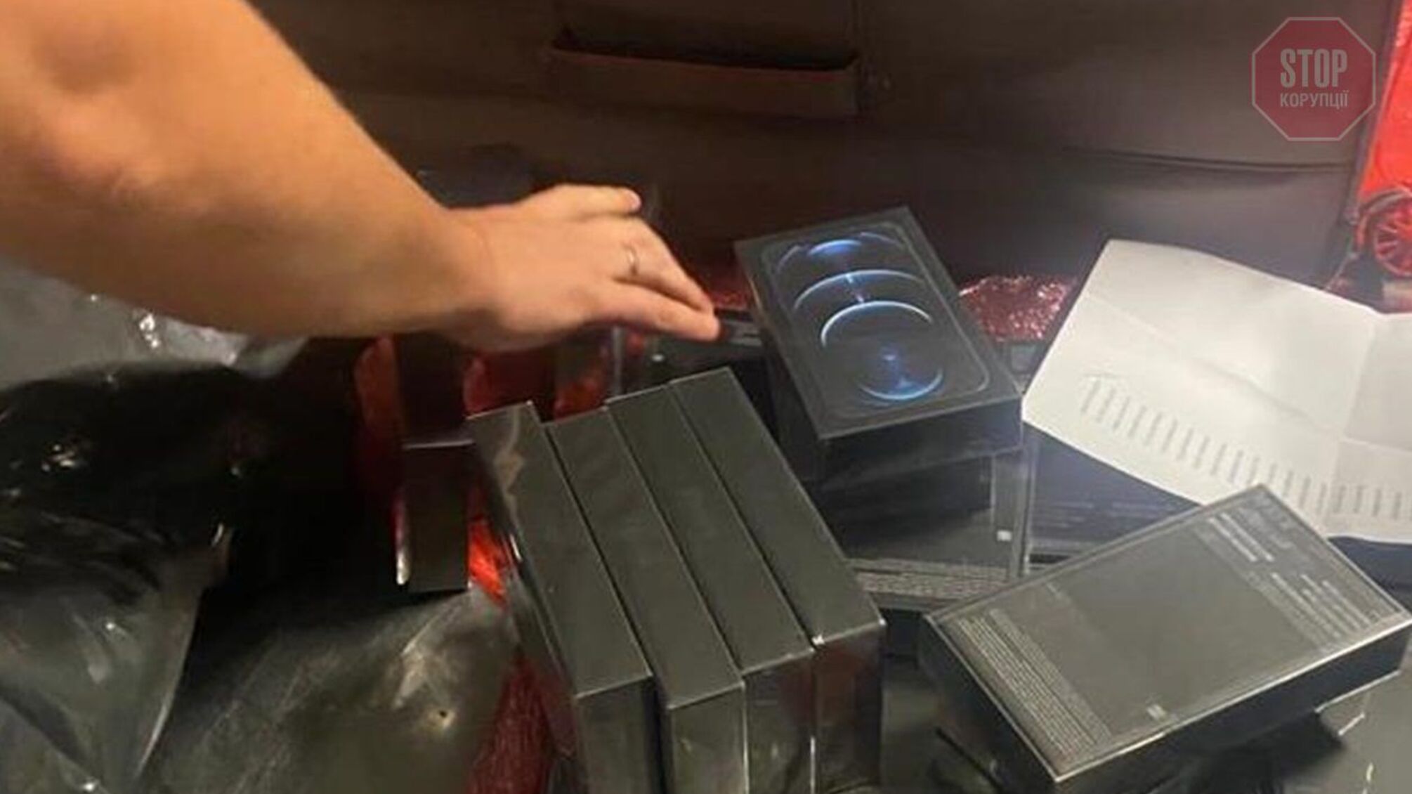 Украинцы хотели нелегально ввезти партию Iphone стоимостью 1 млн гривен (видео)