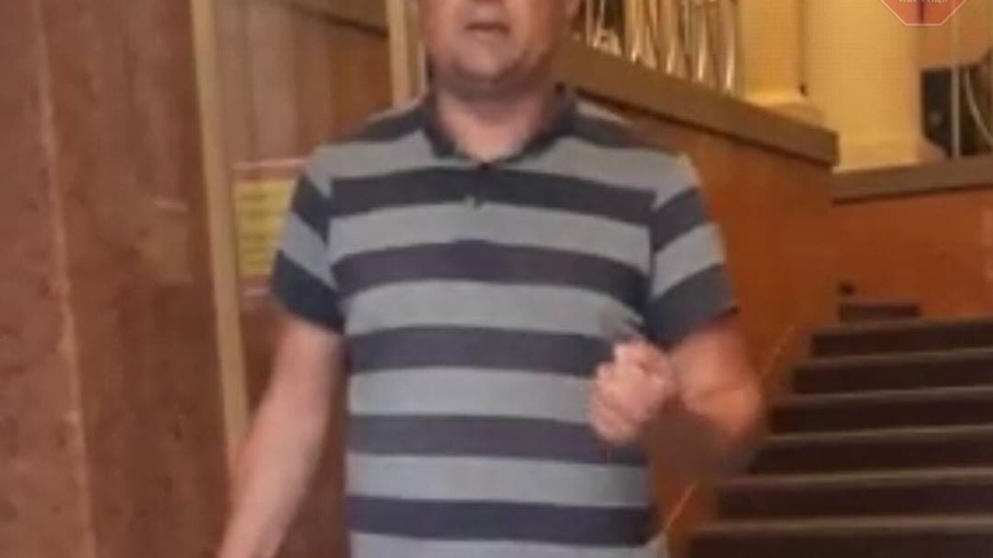 У Києві чоловік з гранатою погрожує підірвати Кабмін (відео)