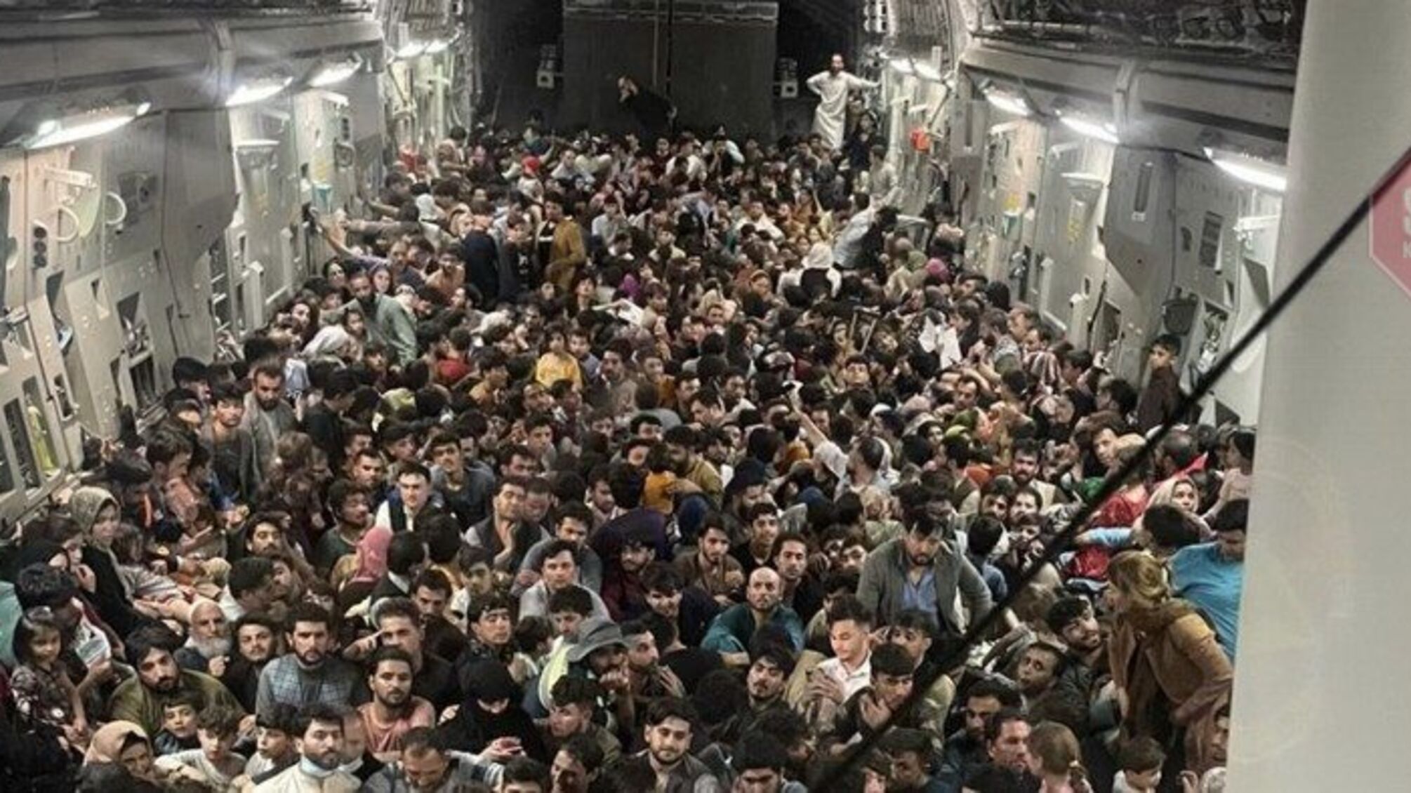 Вантажним літаком США з Кабула евакуювали 640 біженців одночасно (фото)