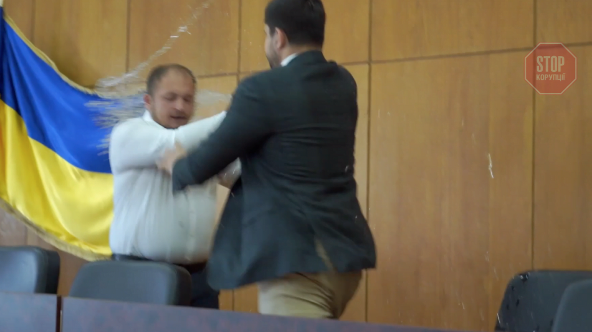 Мэр Конотопа облил 'слугу народа' водой во время заседания горсовета (видео)