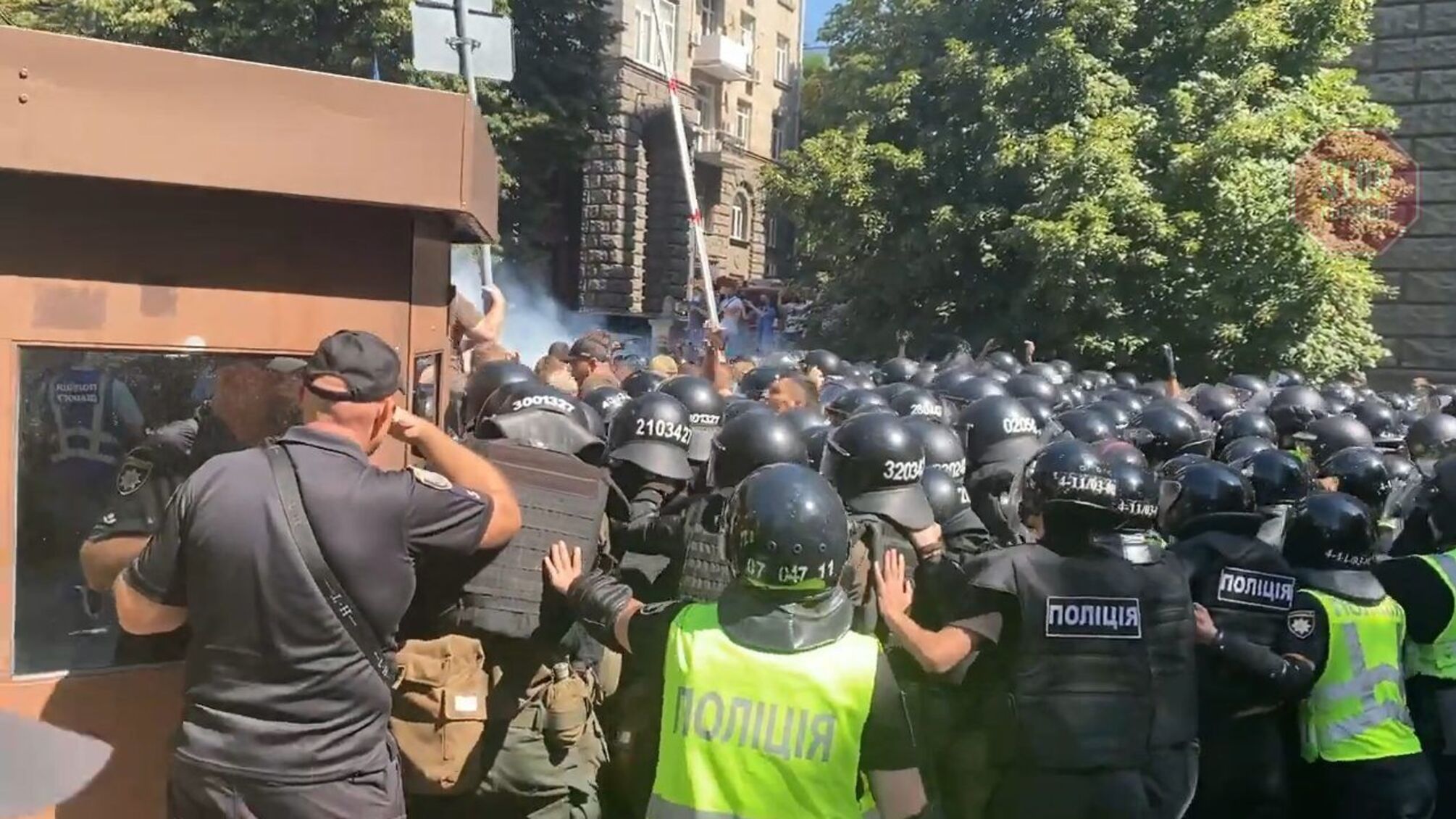 В столице произошли столкновения националистов и правоохранителей (видео)