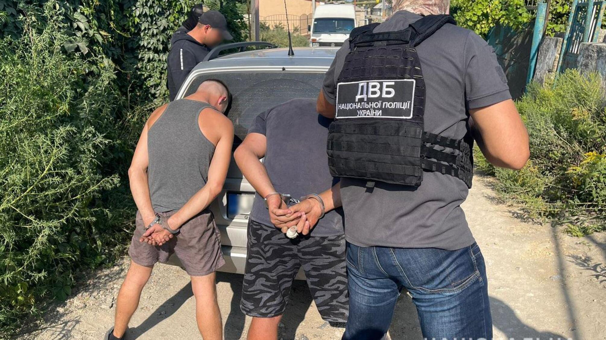 На Одещині оперативники внутрішньої безпеки Нацполіції затримали групу чоловіків за систематичні крадіжки з нафтопереробного заводу