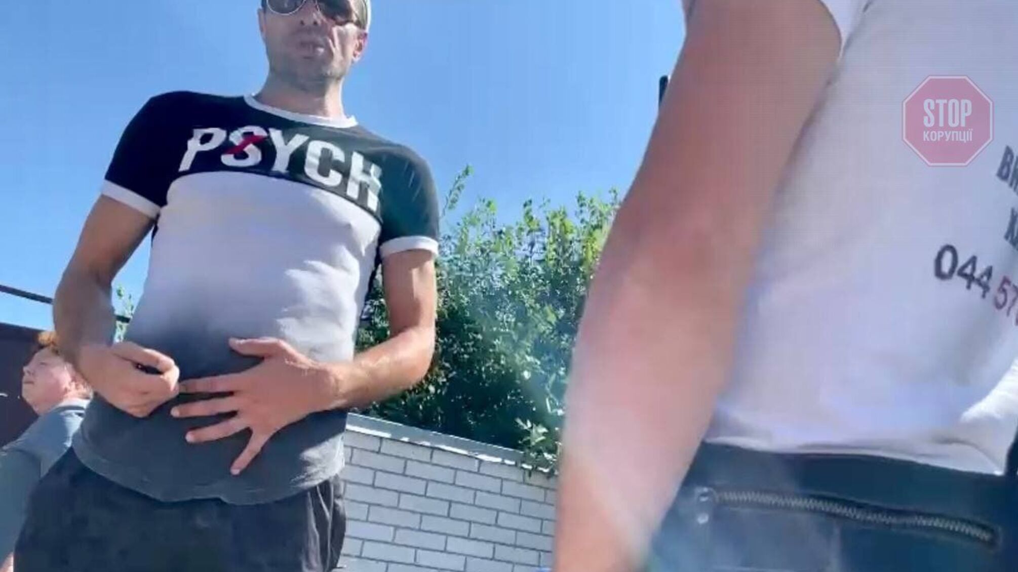 В Киеве застройщик сливает сточные воды под фундамент частного дома и запугивает соседей (фото)