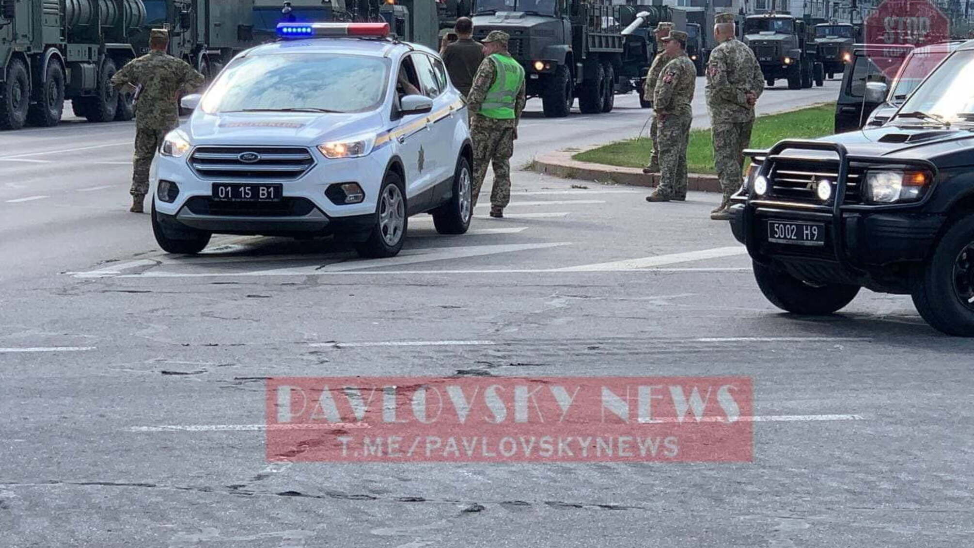 Військова техніка пошкодила асфальт: у Києві триває репетиція параду (фото, відео)