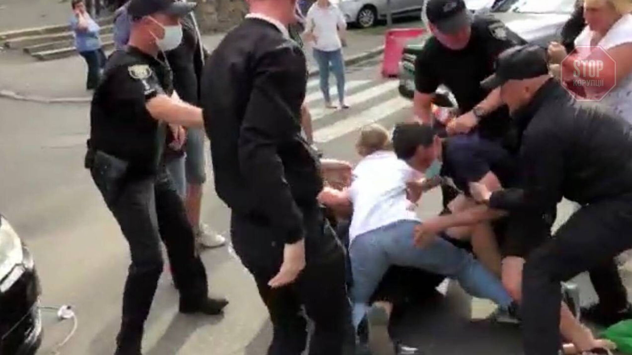 У Києві поліція жорстко затримувала активістів, що не давали зносити будинок Барбана XIX ст. (відео)