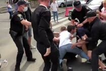 У Києві поліція жорстко затримувала активістів, що не давали зносити будинок Барбана XIX ст. (відео)