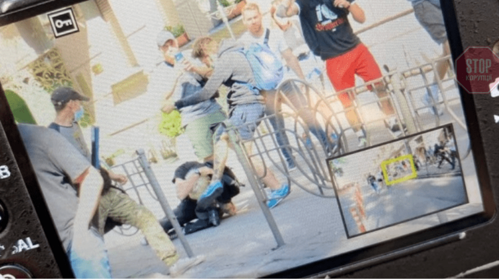 У Києві на акції під ОПУ побили журналіста (відео 18+)