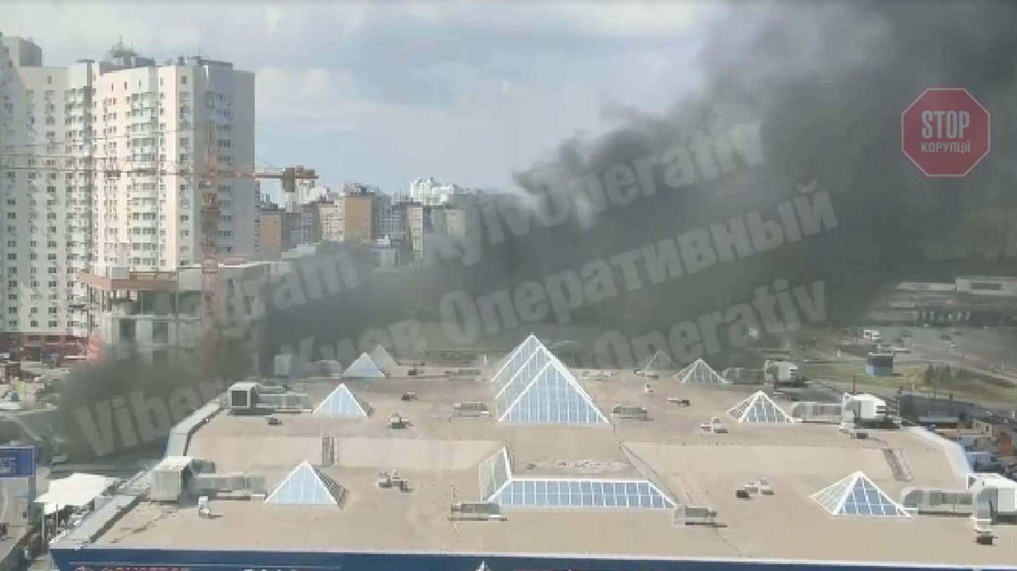 На Позняках у Києві сталася потужна пожежа