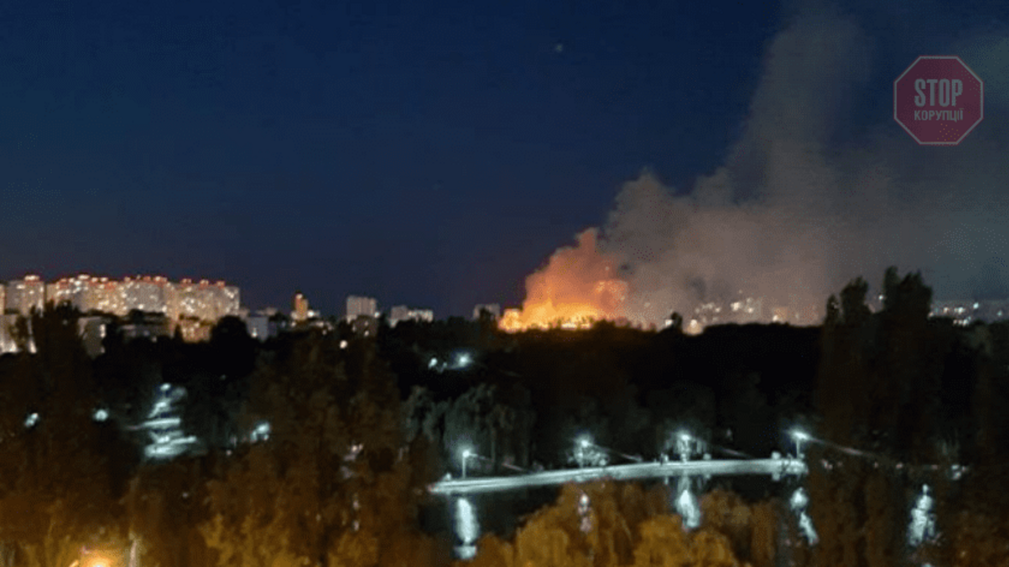 На Киевщине в жилом доме вспыхнул крупный пожар (видео)