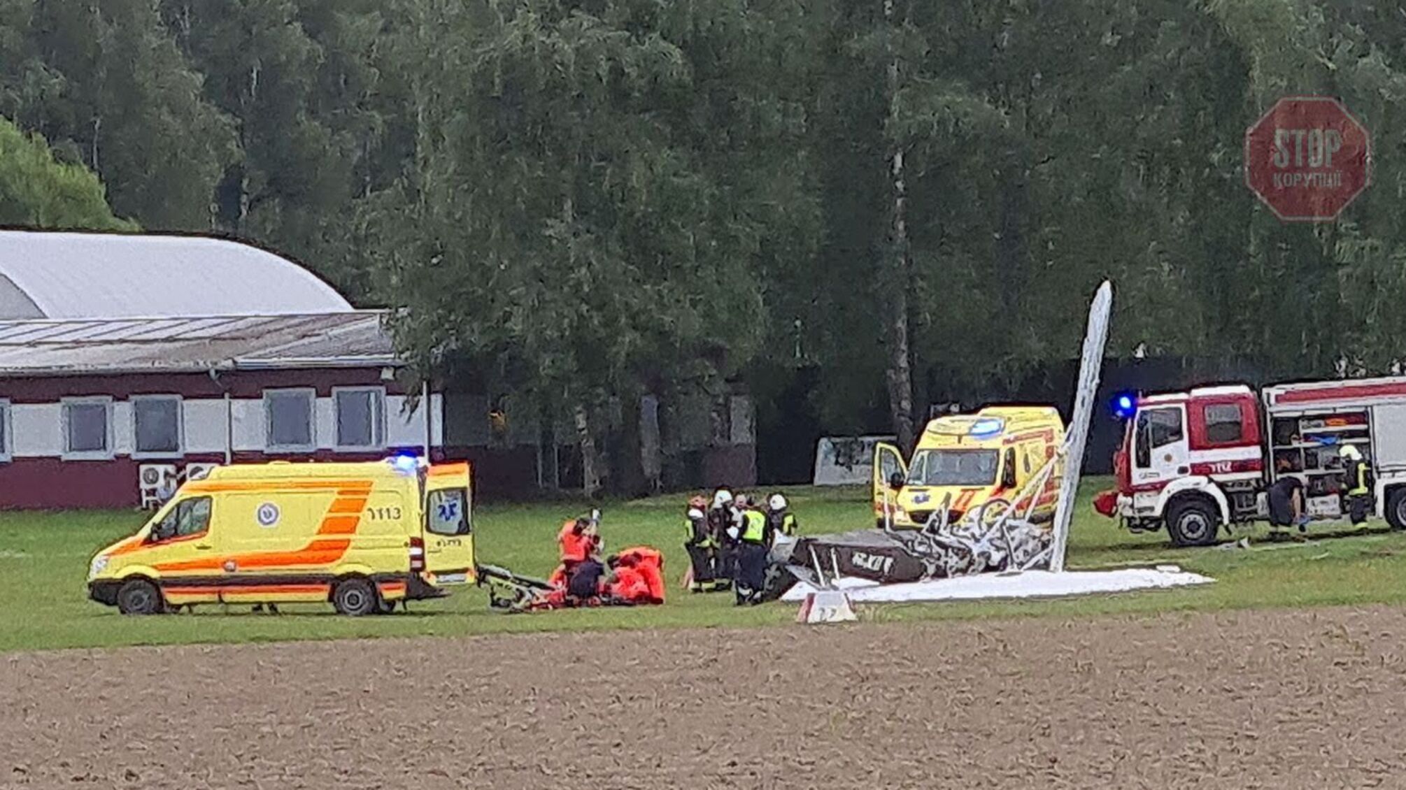 Во время взлета в Латвии разбился самолет, есть погибший (видео)