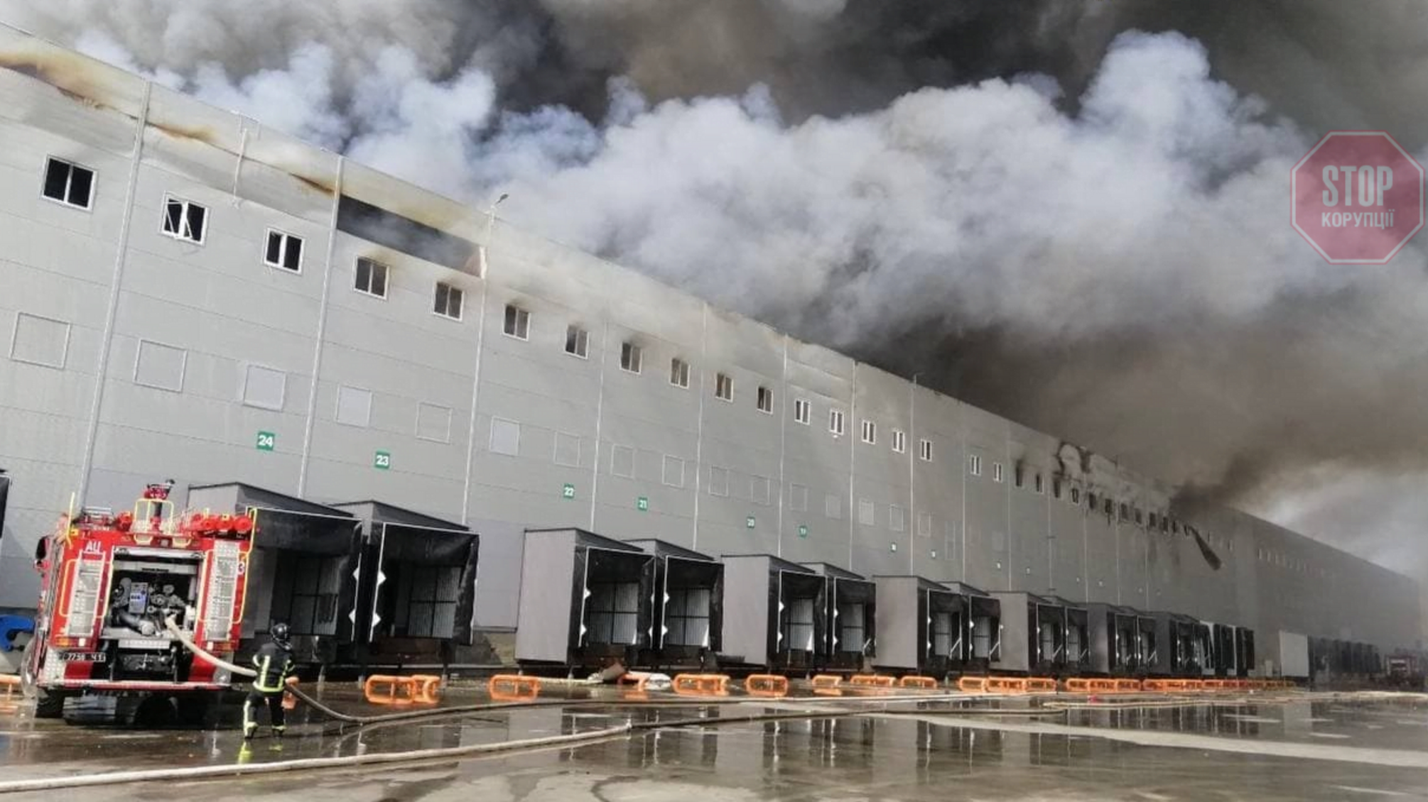 Площадь возгорания достигла 10000 кв. м: на Одещине горит склад