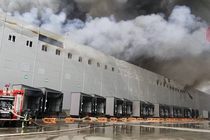 Площадь возгорания достигла 10000 кв. м: на Одещине горит склад